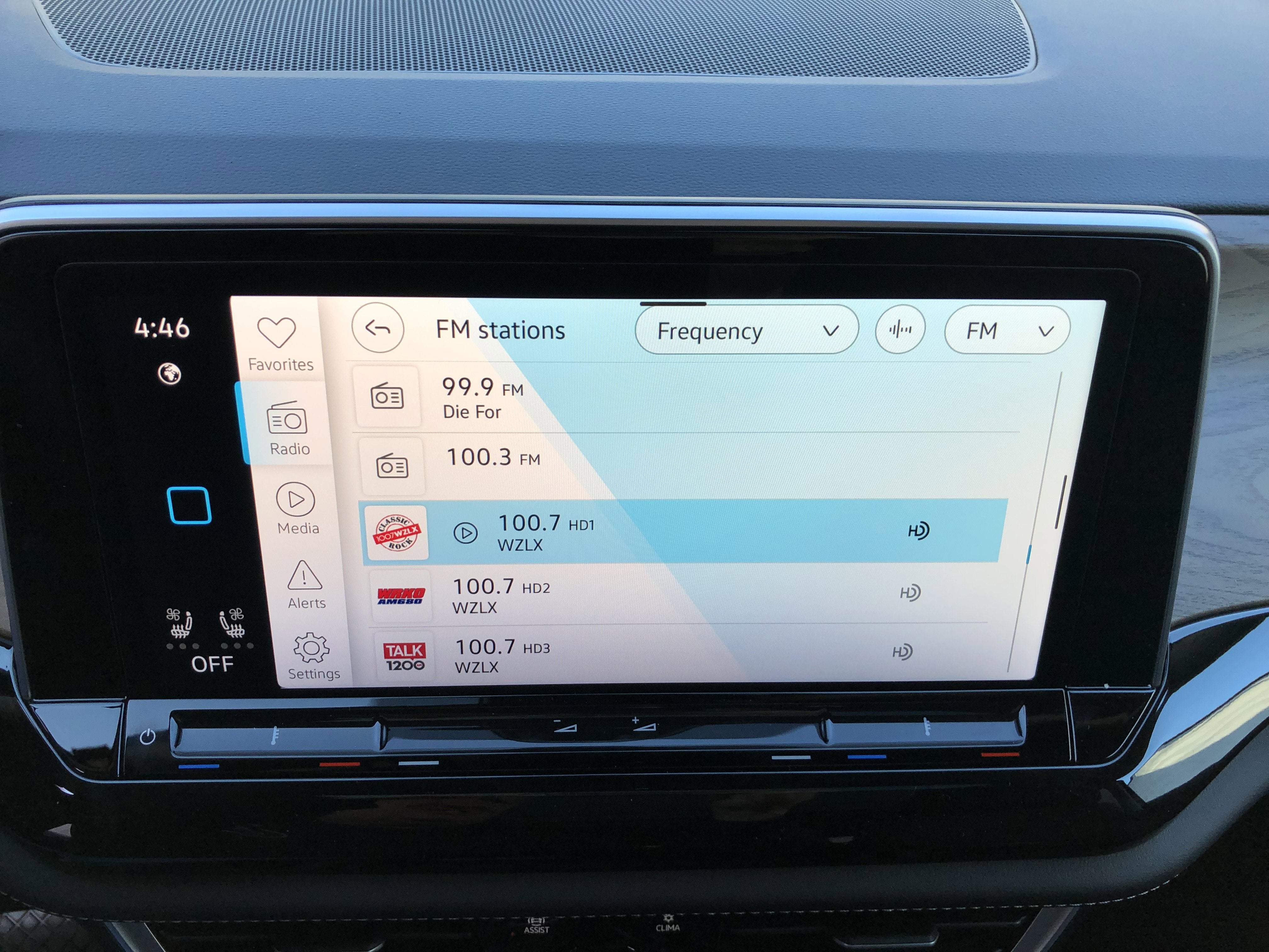 2026 Volkswagen Atlas 2.0T SE w/Technology w/captains chairs, panoramic sunroof and black wheel package