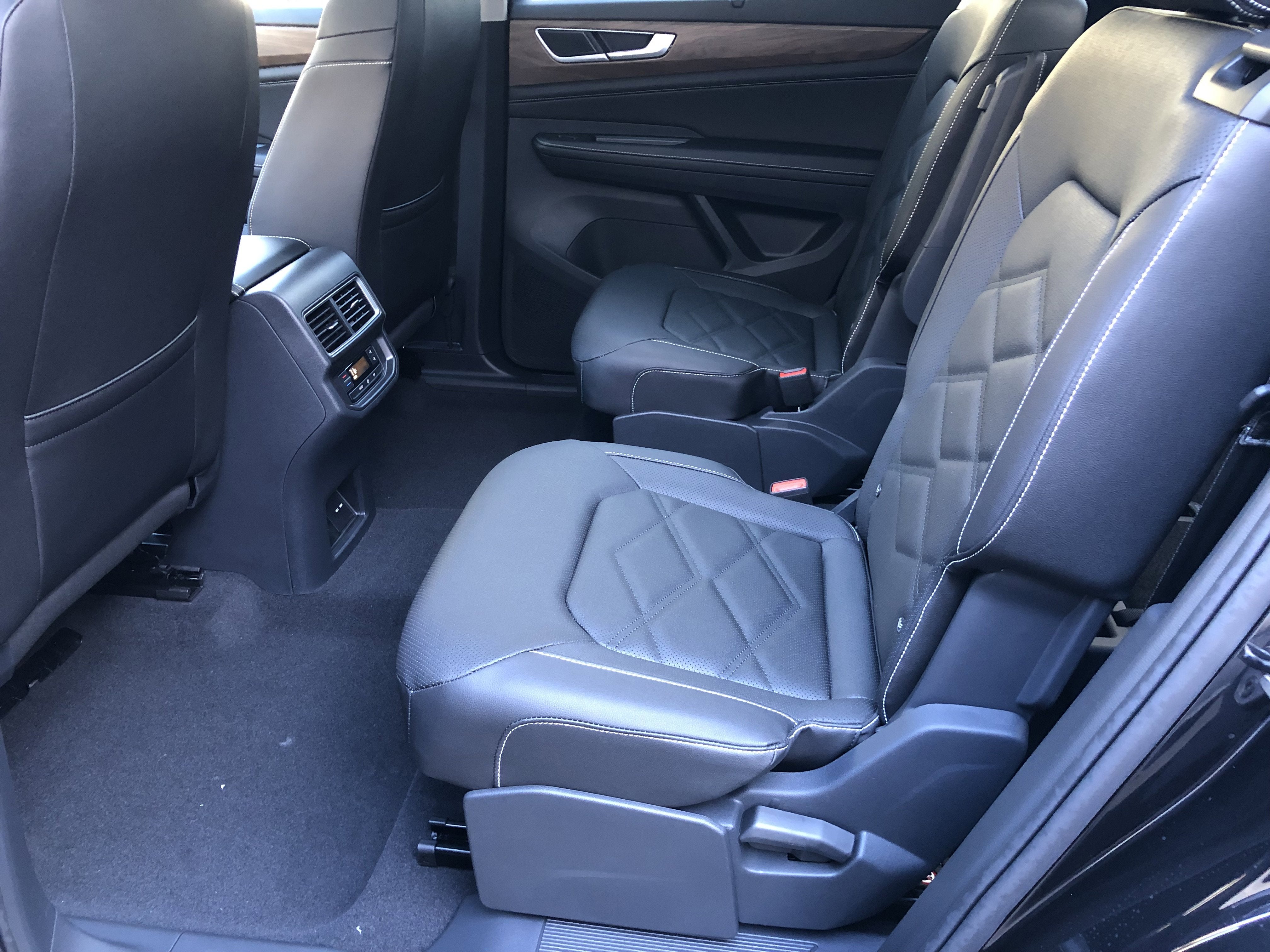 2026 Volkswagen Atlas 2.0T SE w/Technology w/captains chairs, panoramic sunroof and black wheel package