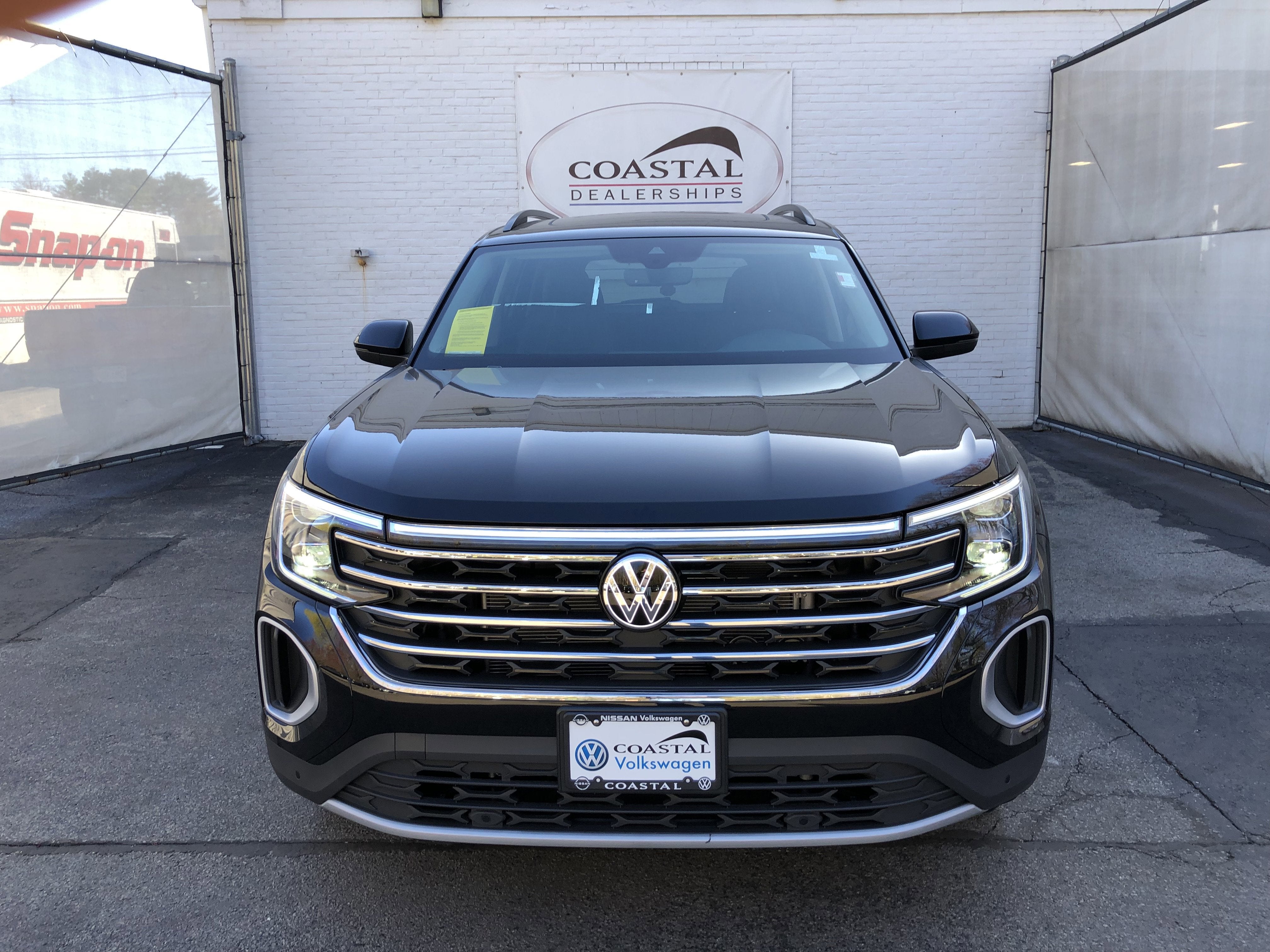 2026 Volkswagen Atlas 2.0T SE w/Technology w/captains chairs, panoramic sunroof and black wheel package
