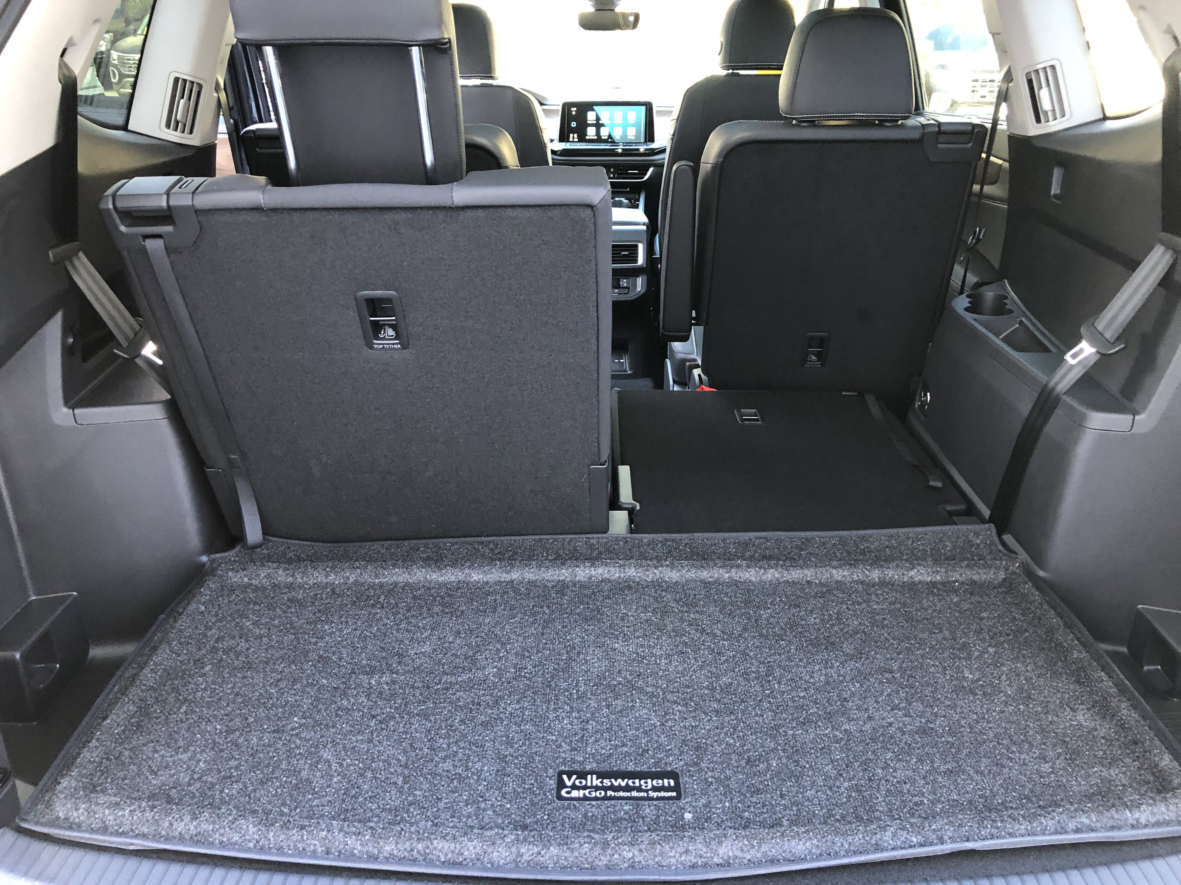 2026 Volkswagen Atlas 2.0T SE w/Technology w/captains chairs, panoramic sunroof and black wheel package
