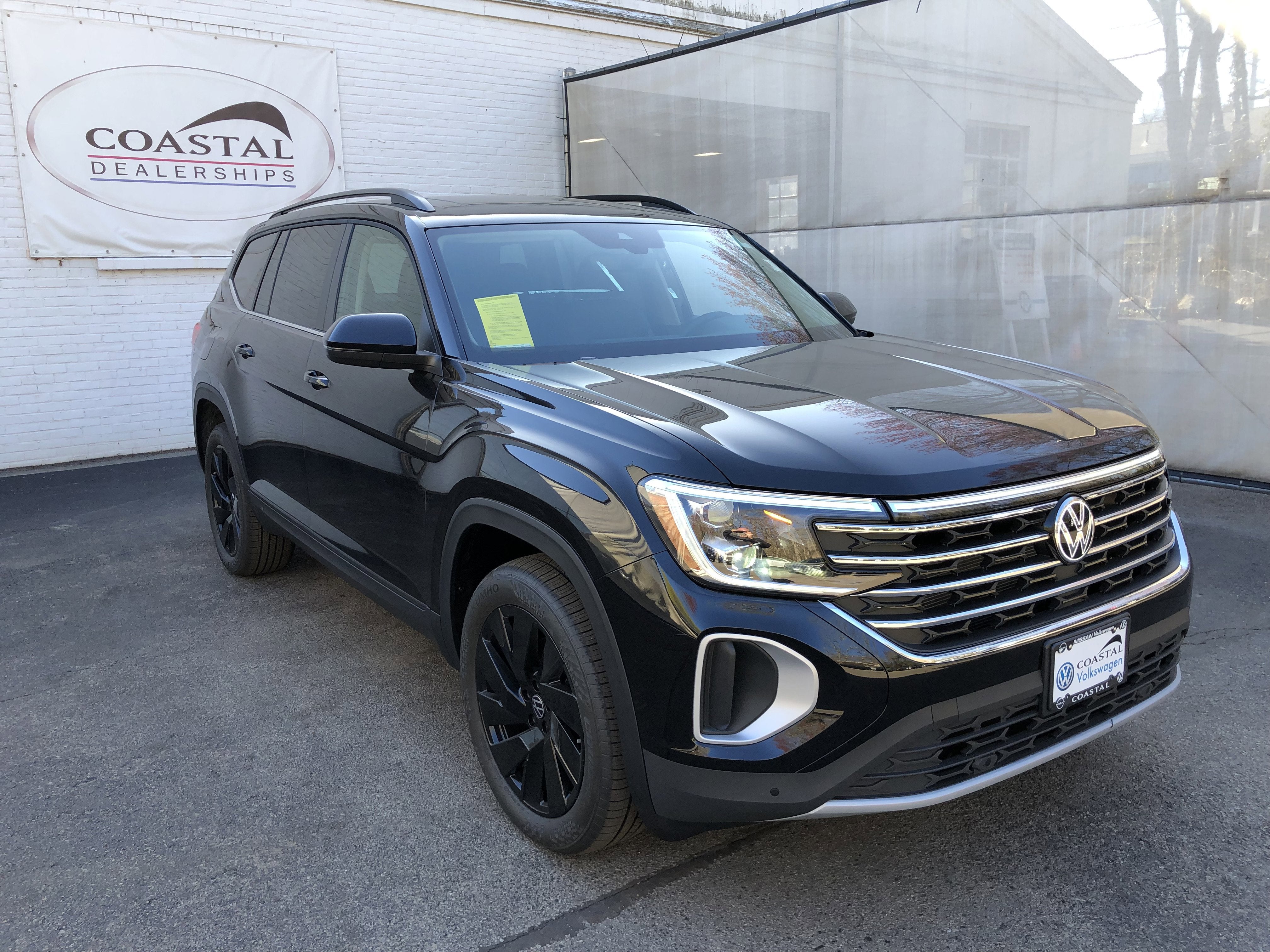 2026 Volkswagen Atlas 2.0T SE w/Technology w/captains chairs, panoramic sunroof and black wheel package