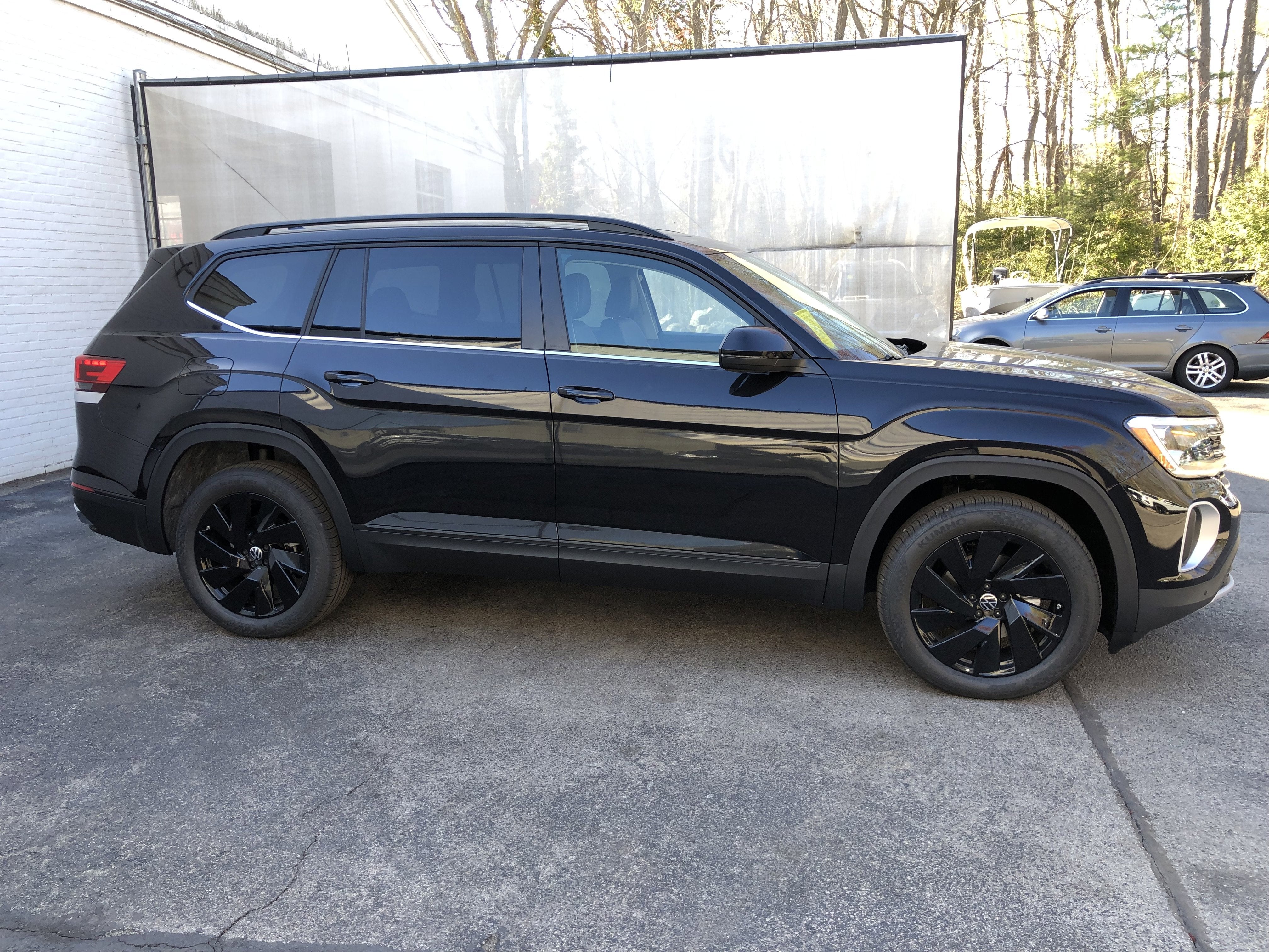 2026 Volkswagen Atlas 2.0T SE w/Technology w/captains chairs, panoramic sunroof and black wheel package