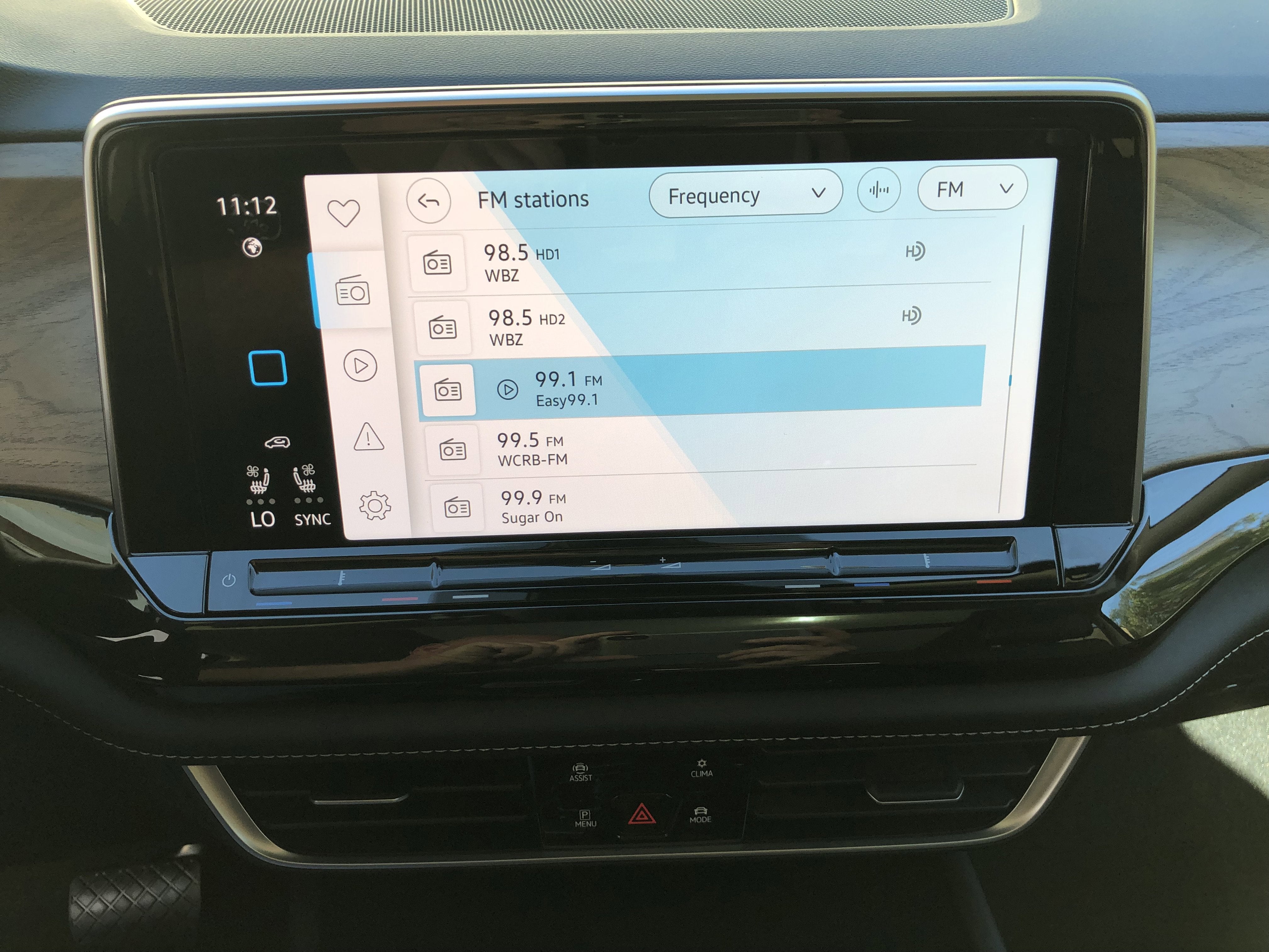 2026 Volkswagen Atlas 2.0T SE w/Technology w/panoramic sunroof and black wheel package