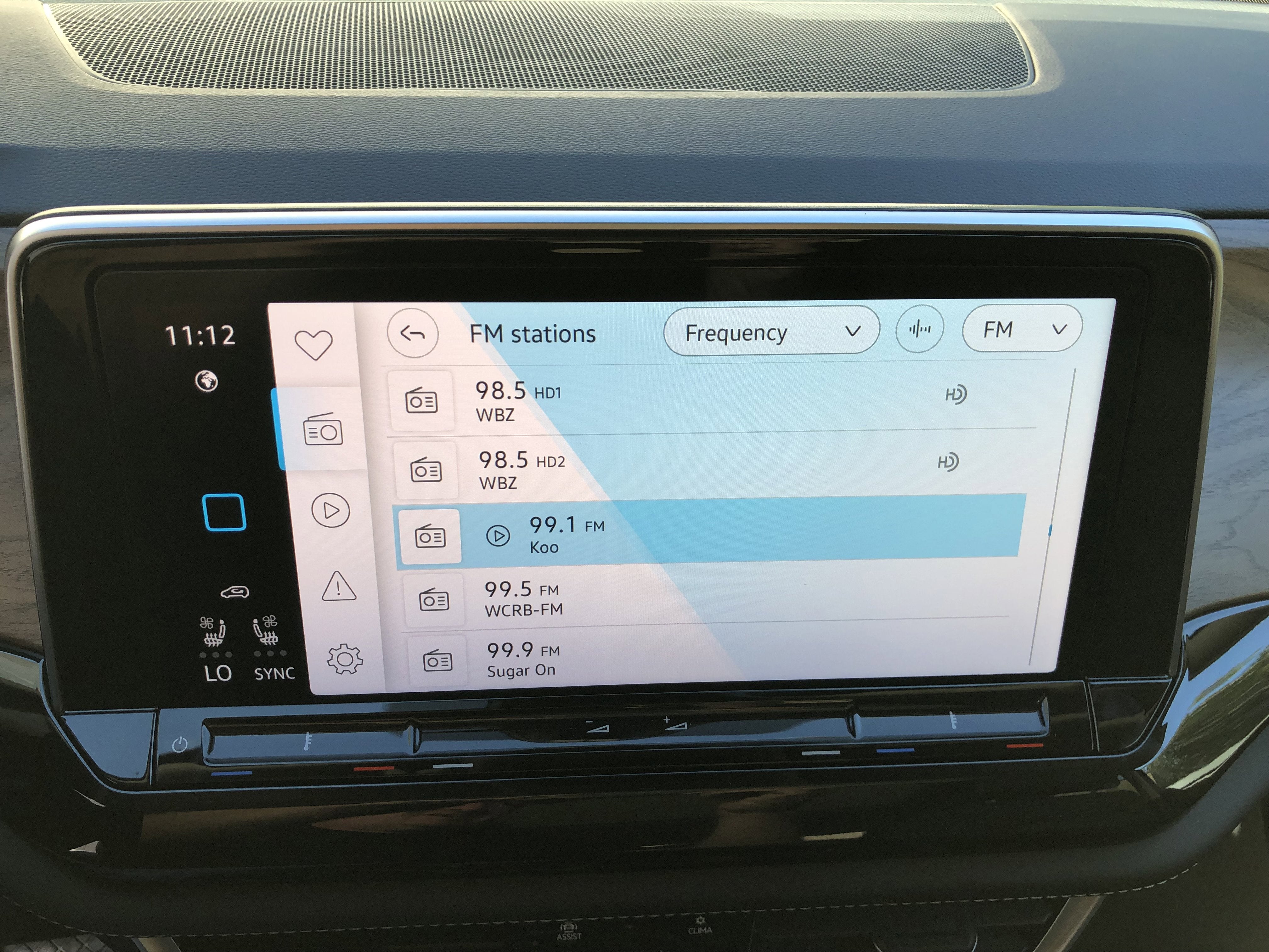 2026 Volkswagen Atlas 2.0T SE w/Technology w/panoramic sunroof and black wheel package