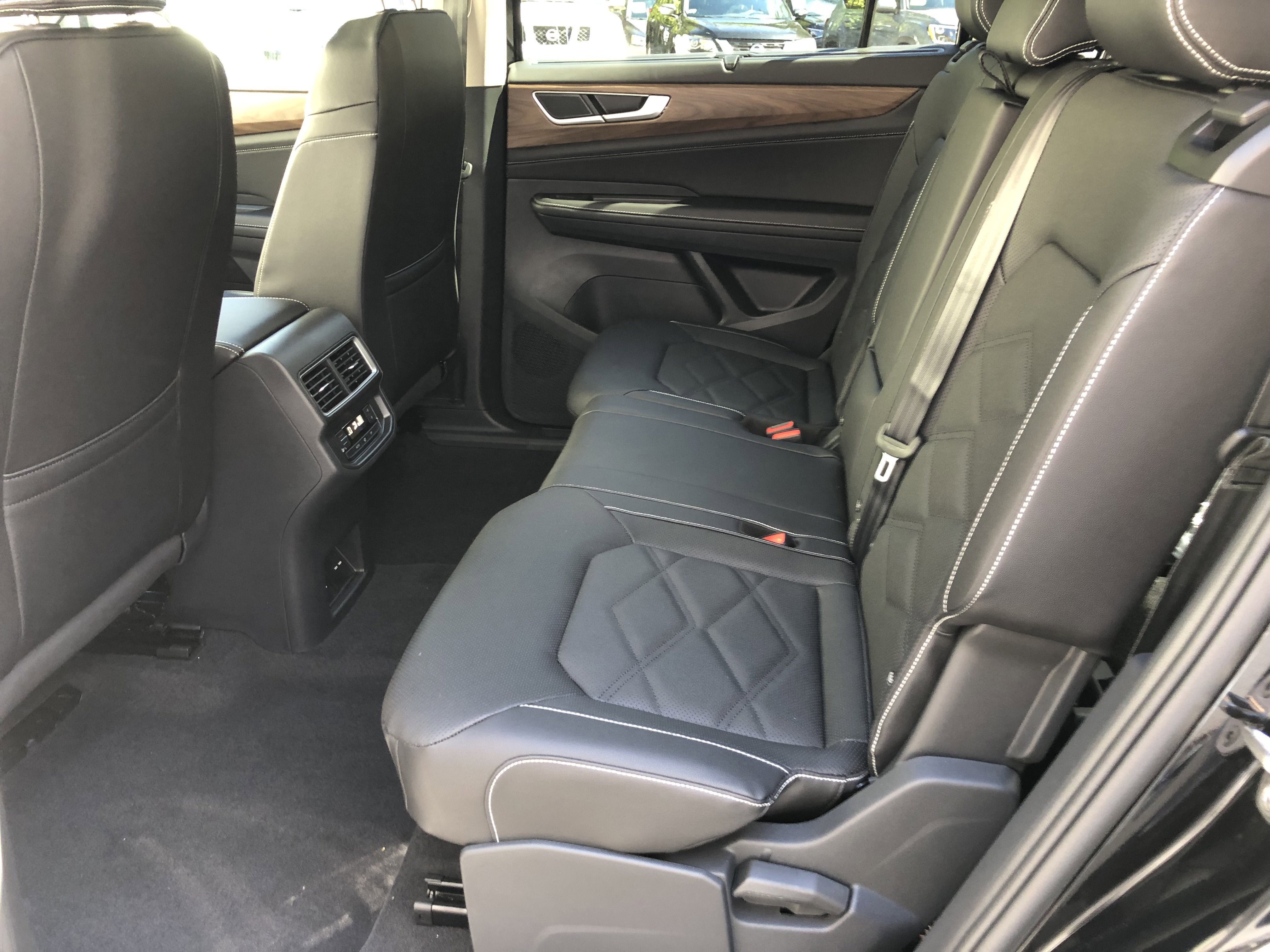 2026 Volkswagen Atlas 2.0T SE w/Technology w/panoramic sunroof and black wheel package