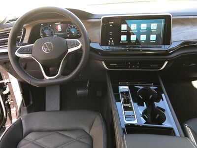 2026 Volkswagen Atlas 2.0T SE w/Technology w/panoramic sunroof and black wheel package