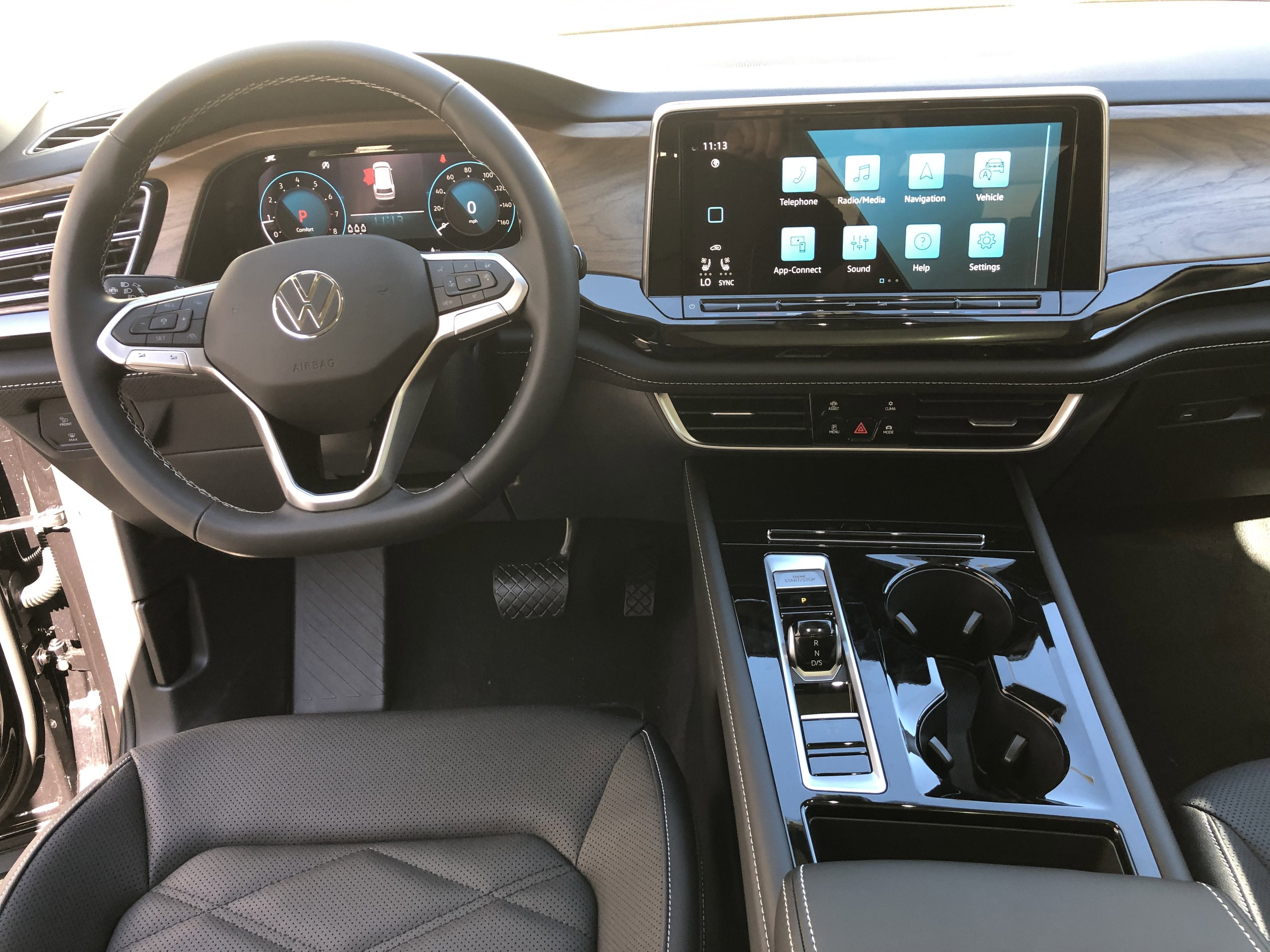 2026 Volkswagen Atlas 2.0T SE w/Technology w/panoramic sunroof and black wheel package