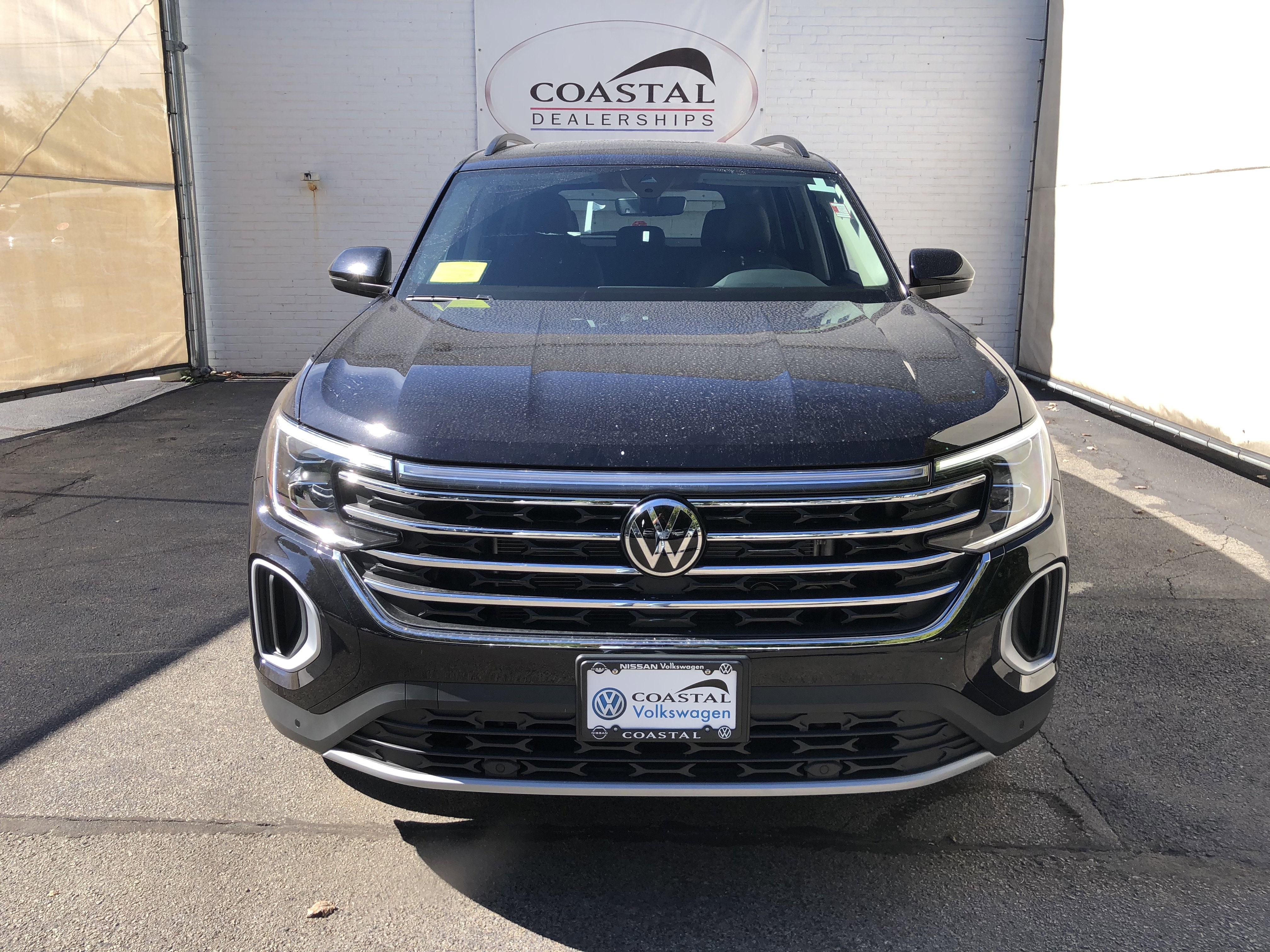2026 Volkswagen Atlas 2.0T SE w/Technology w/panoramic sunroof and black wheel package