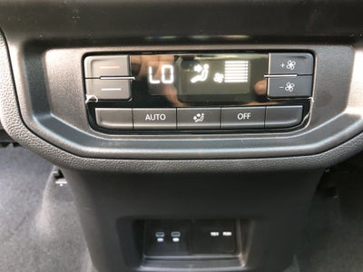 2026 Volkswagen Atlas 2.0T SE w/Technology w/panoramic sunroof and black wheel package