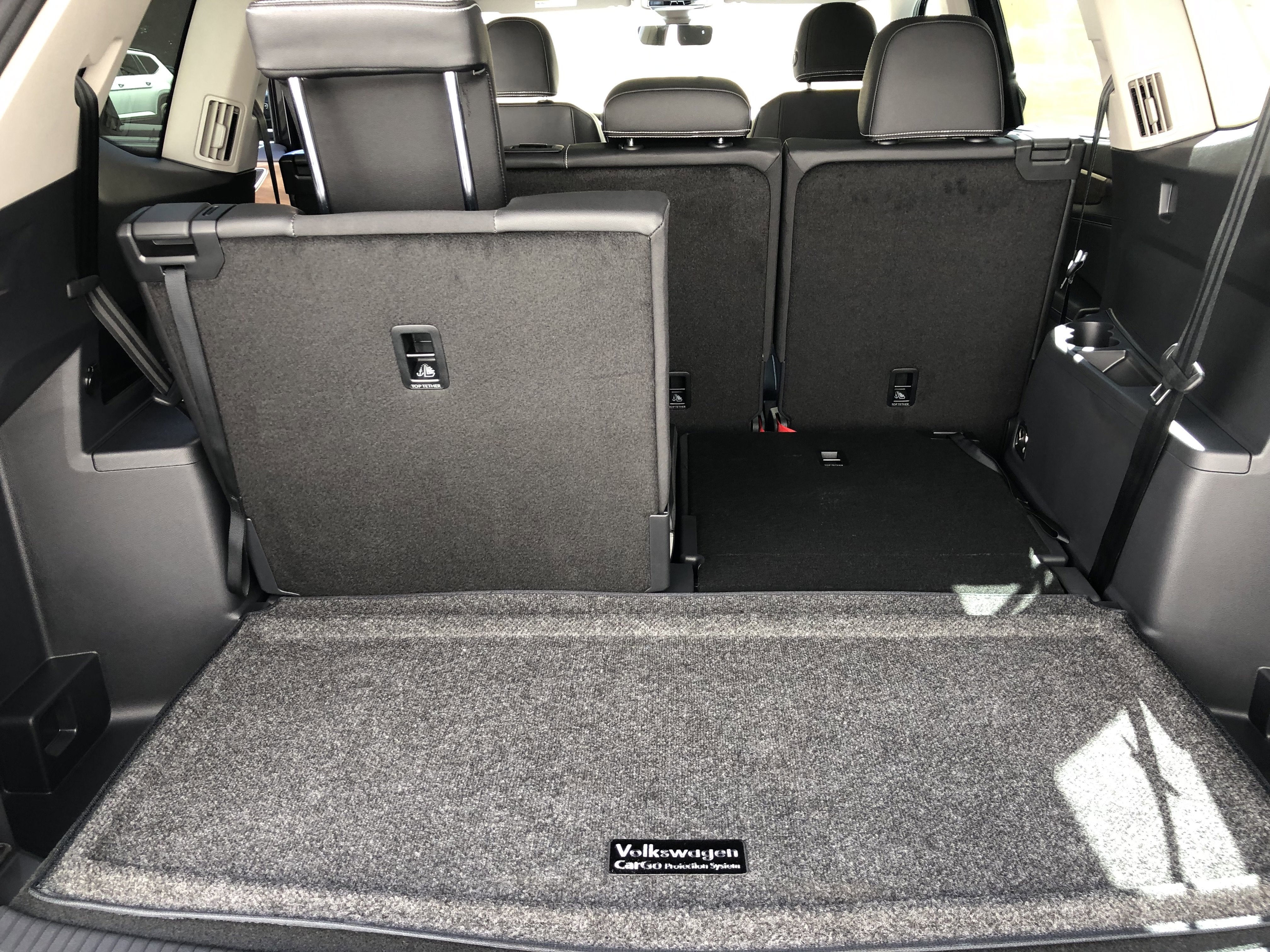 2026 Volkswagen Atlas 2.0T SE w/Technology w/panoramic sunroof and black wheel package