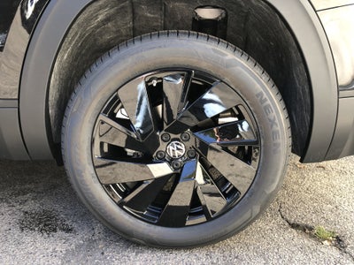 2026 Volkswagen Atlas 2.0T SE w/Technology w/panoramic sunroof and black wheel package