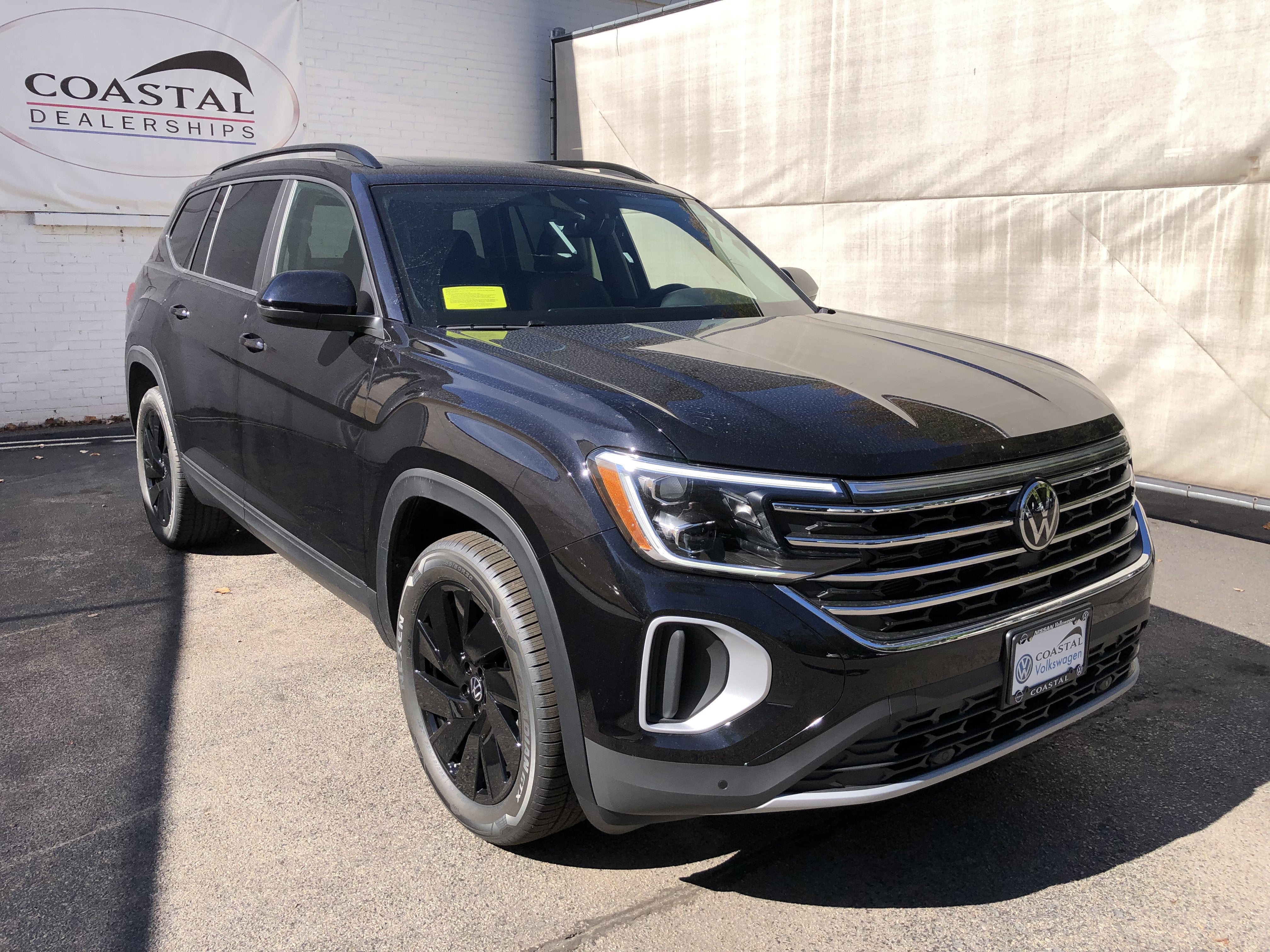 2026 Volkswagen Atlas 2.0T SE w/Technology w/panoramic sunroof and black wheel package