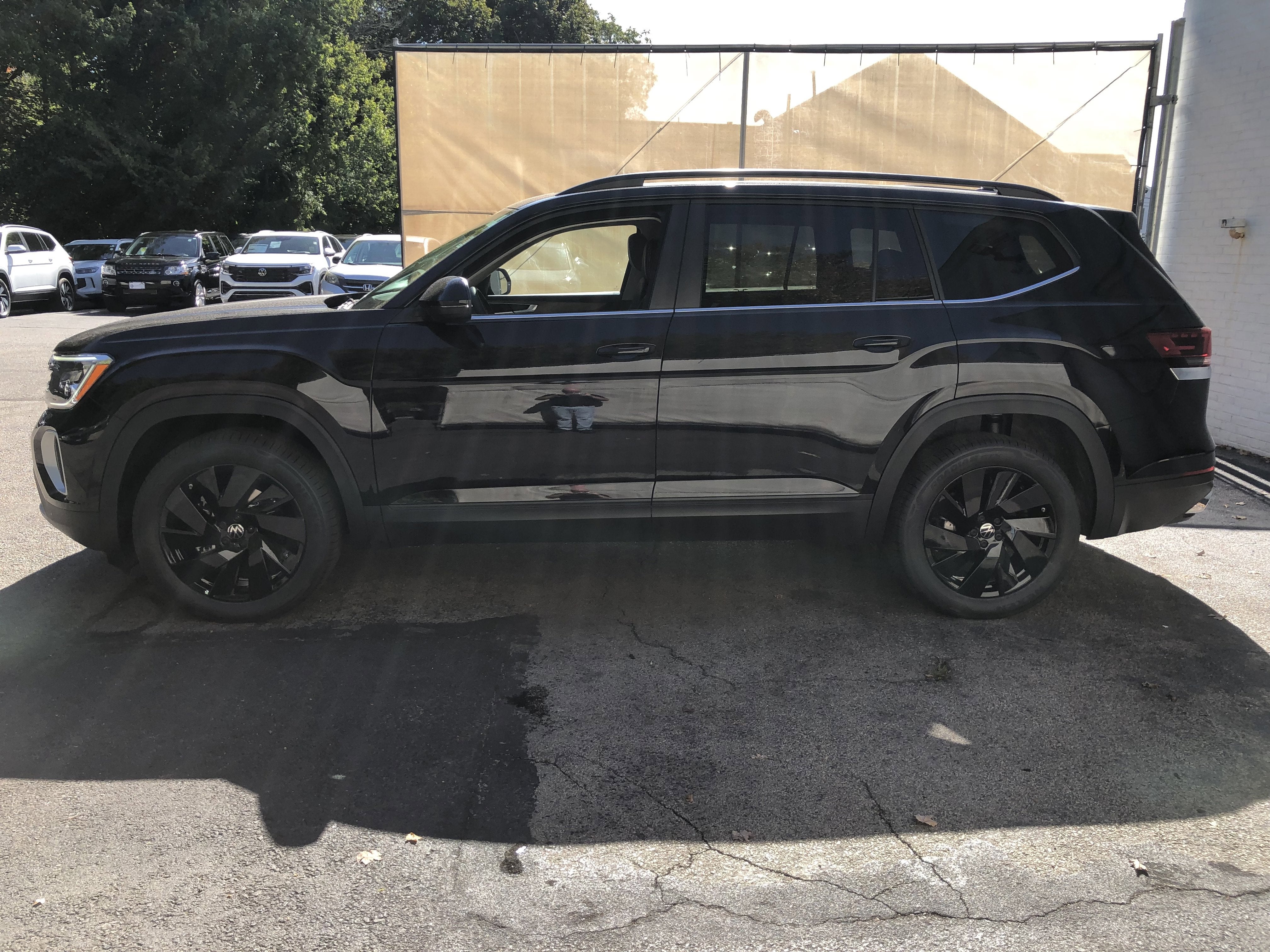 2026 Volkswagen Atlas 2.0T SE w/Technology w/panoramic sunroof and black wheel package