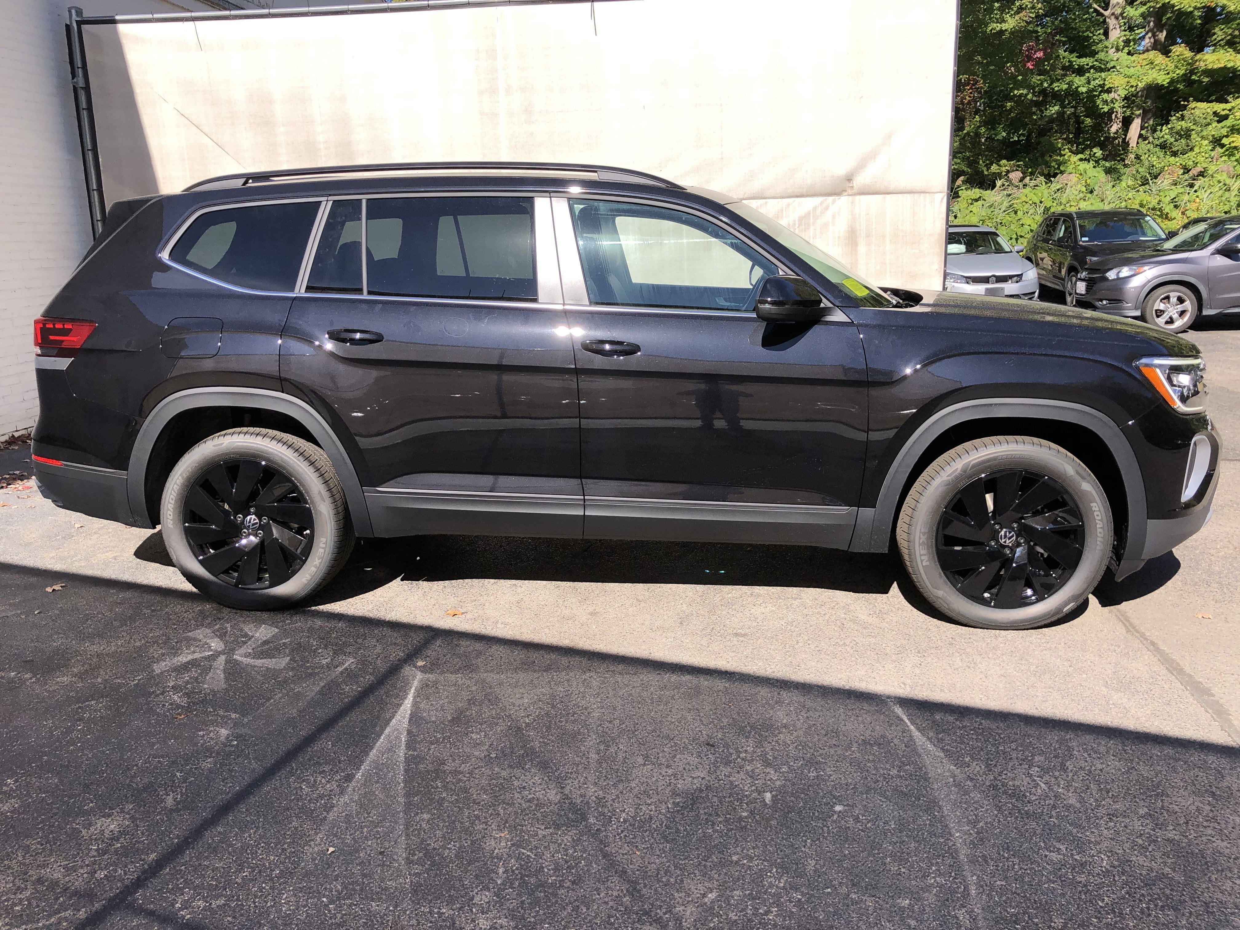 2026 Volkswagen Atlas 2.0T SE w/Technology w/panoramic sunroof and black wheel package