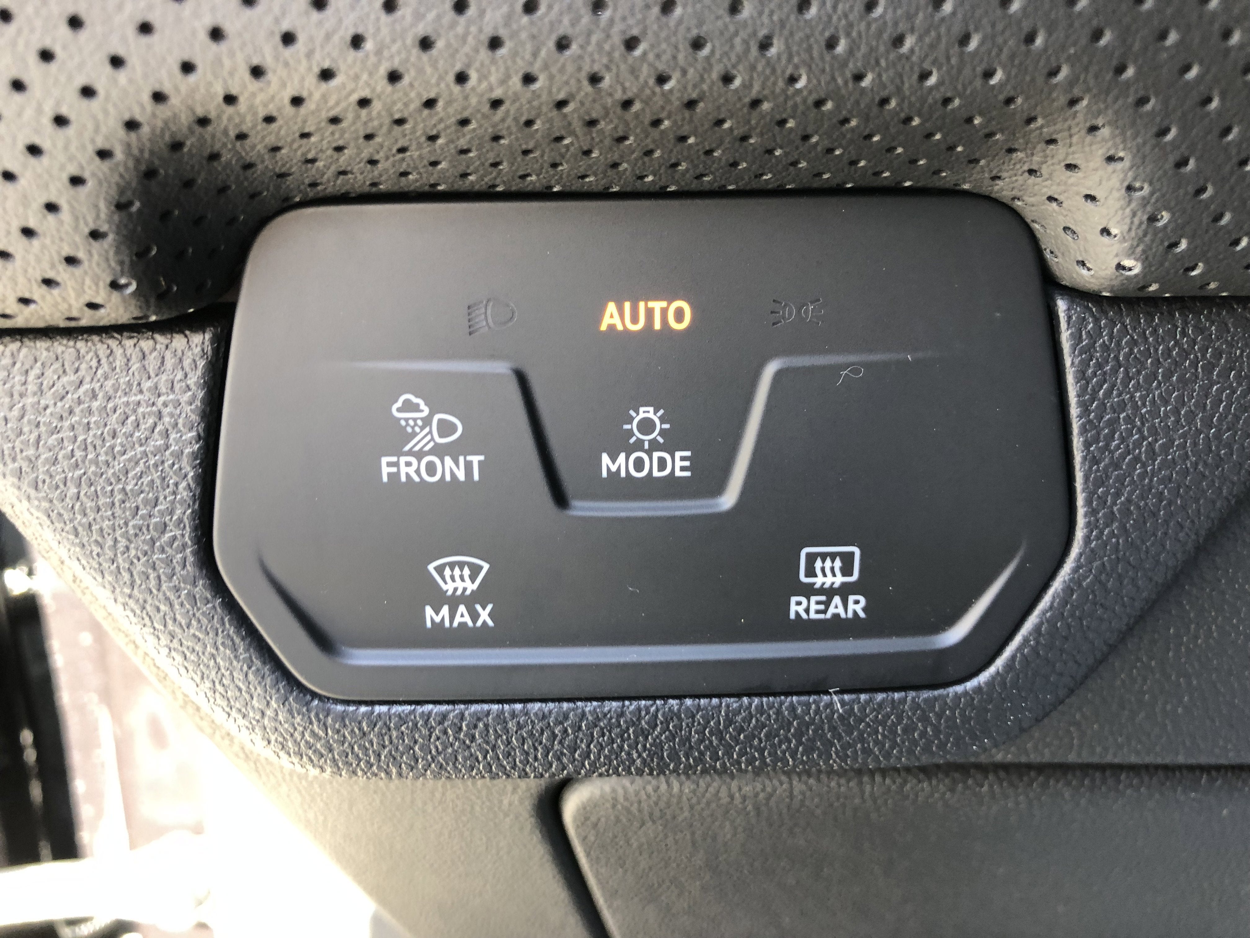 2026 Volkswagen Atlas 2.0T SE w/Technology w/panoramic sunroof and black wheel package