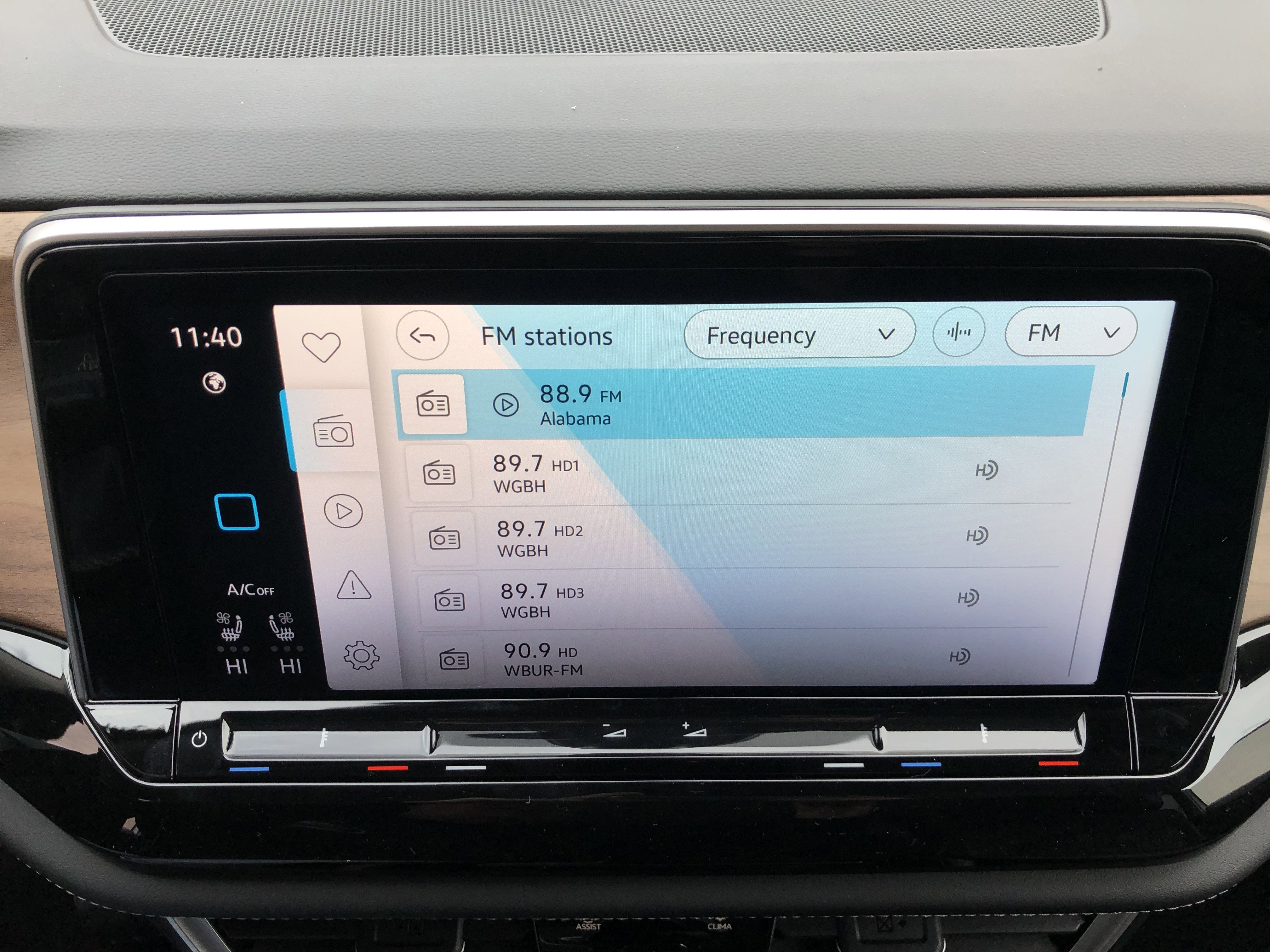 2026 Volkswagen Atlas 2.0T SE w/Technology w/captains chairs, panoramic sunroof and black wheel package