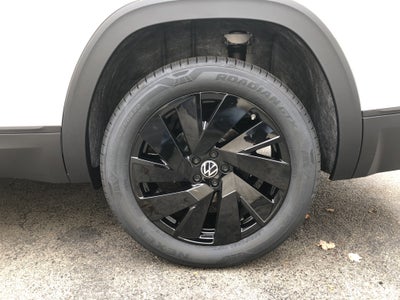 2026 Volkswagen Atlas 2.0T SE w/Technology w/captains chairs, panoramic sunroof and black wheel package