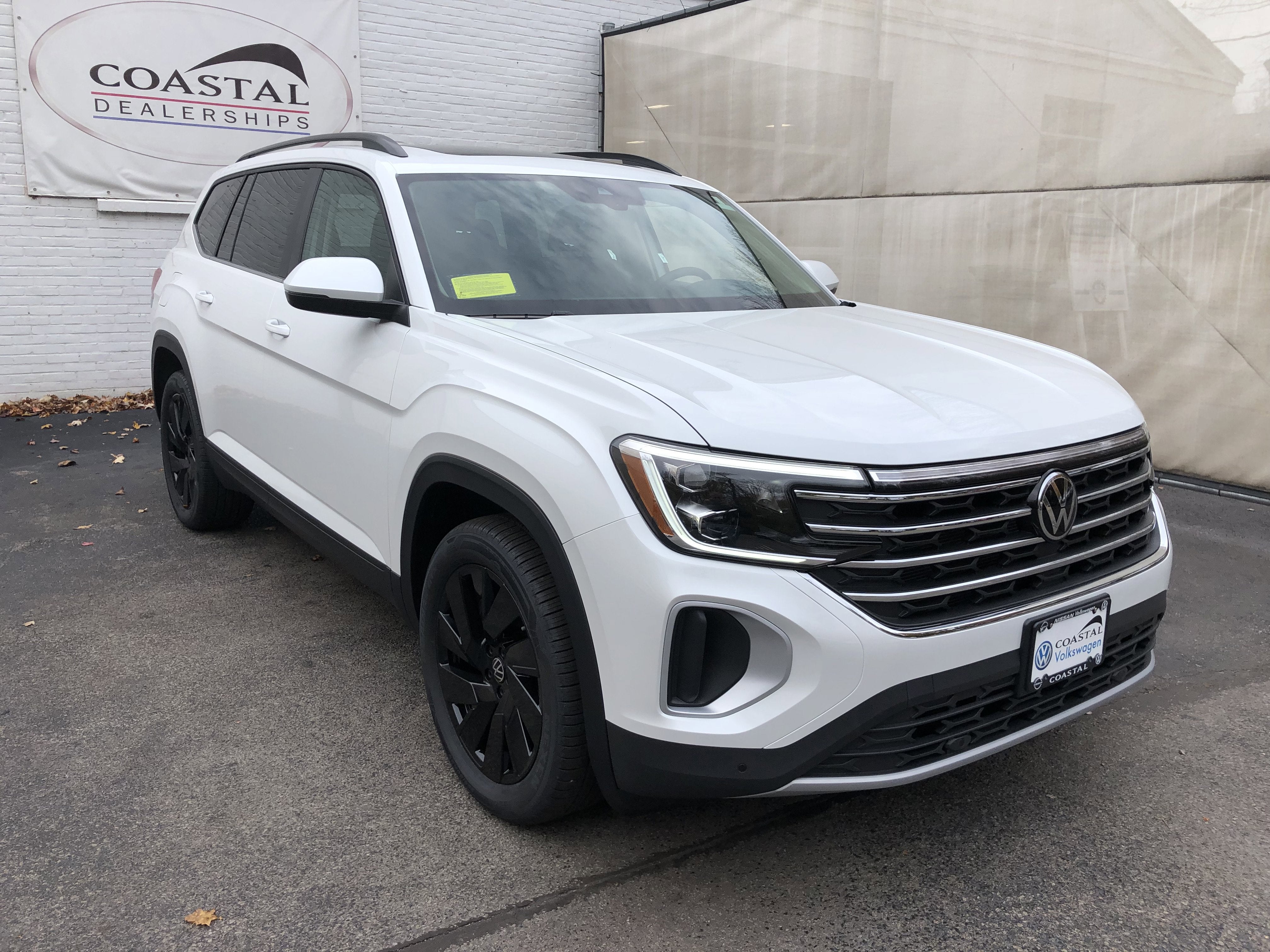 2026 Volkswagen Atlas 2.0T SE w/Technology w/captains chairs, panoramic sunroof and black wheel package