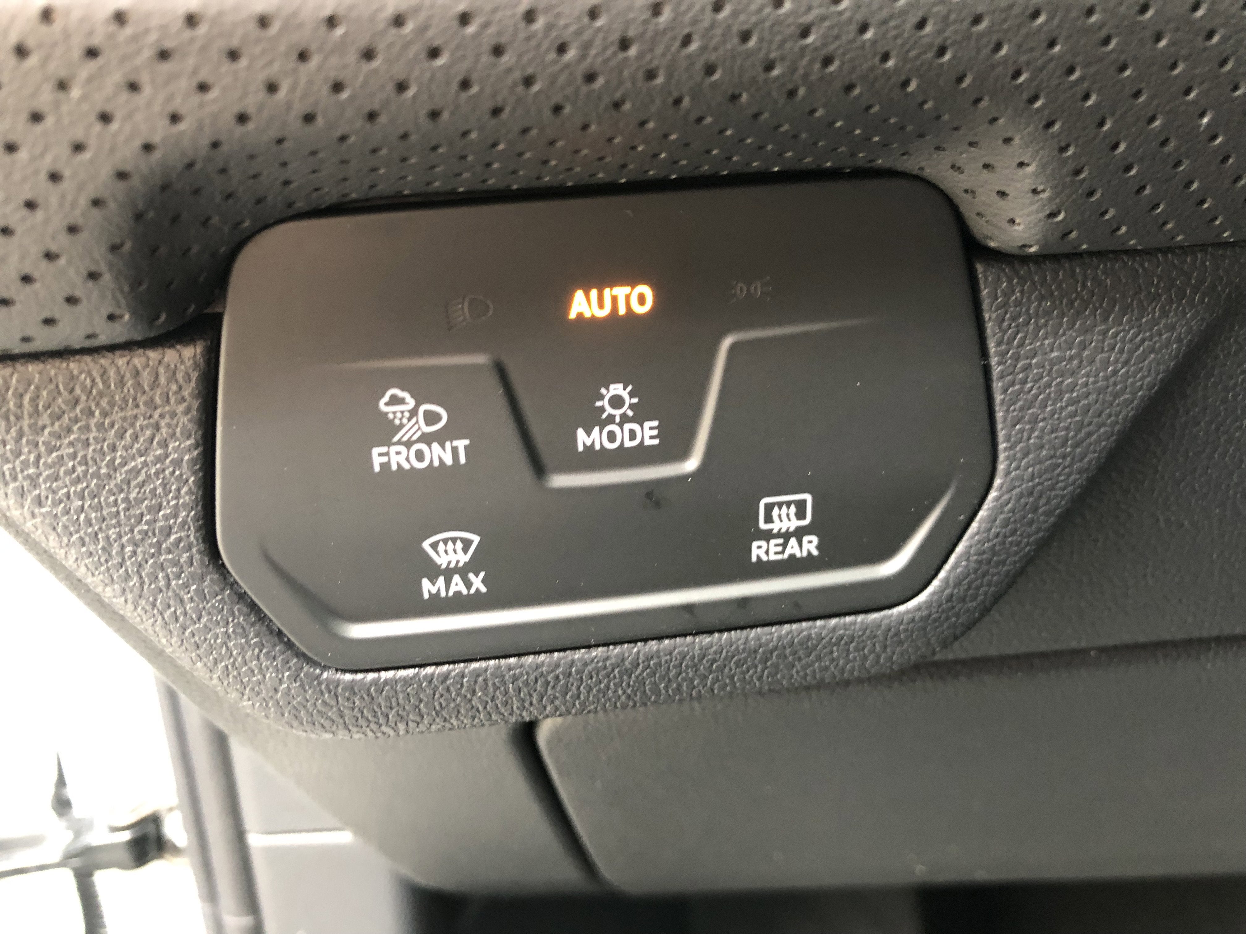 2026 Volkswagen Atlas 2.0T SE w/Technology w/captains chairs, panoramic sunroof and black wheel package