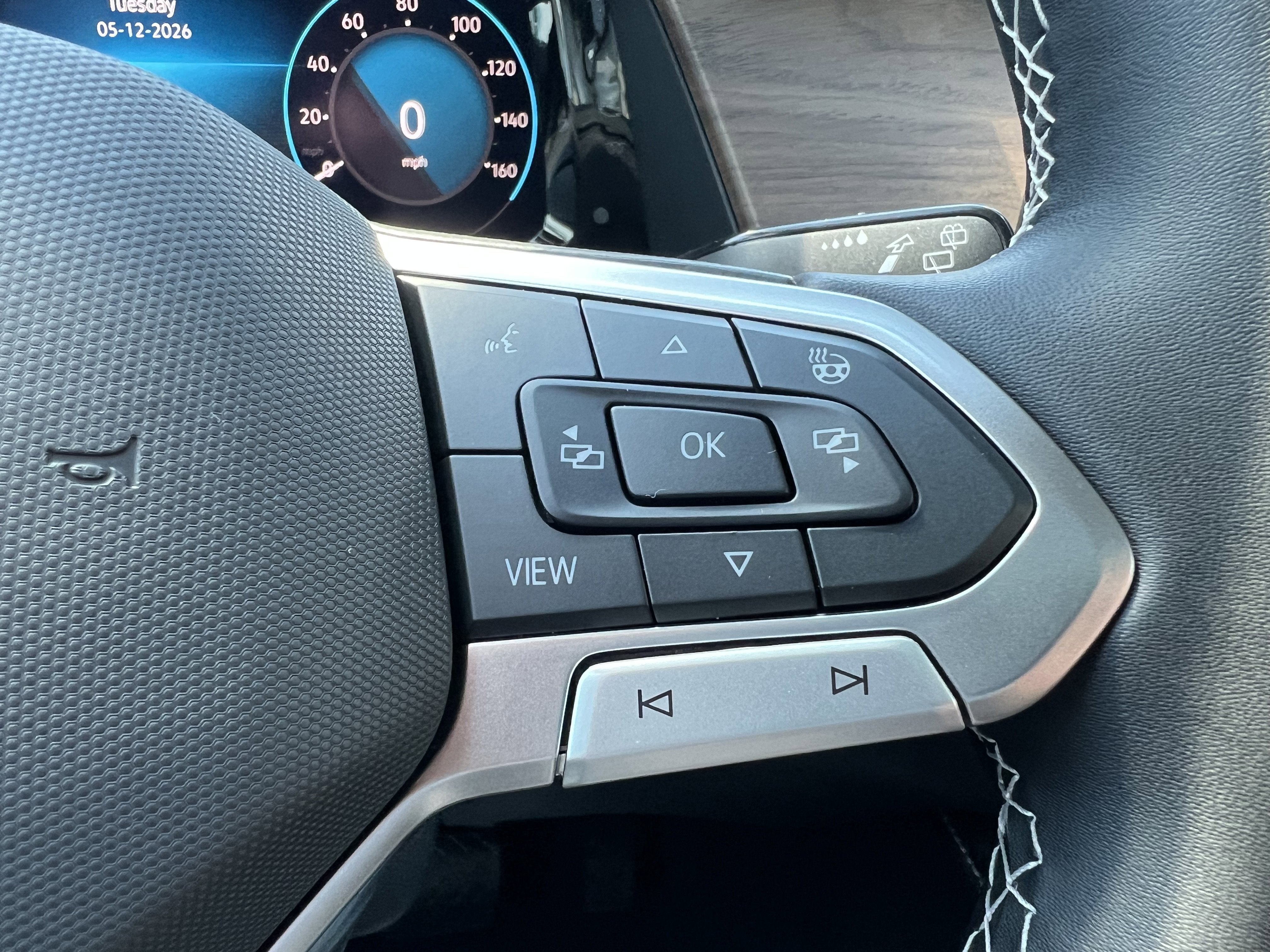 2026 Volkswagen Atlas 2.0T SE w/Technology w/captains chairs, panoramic sunroof and black wheel package