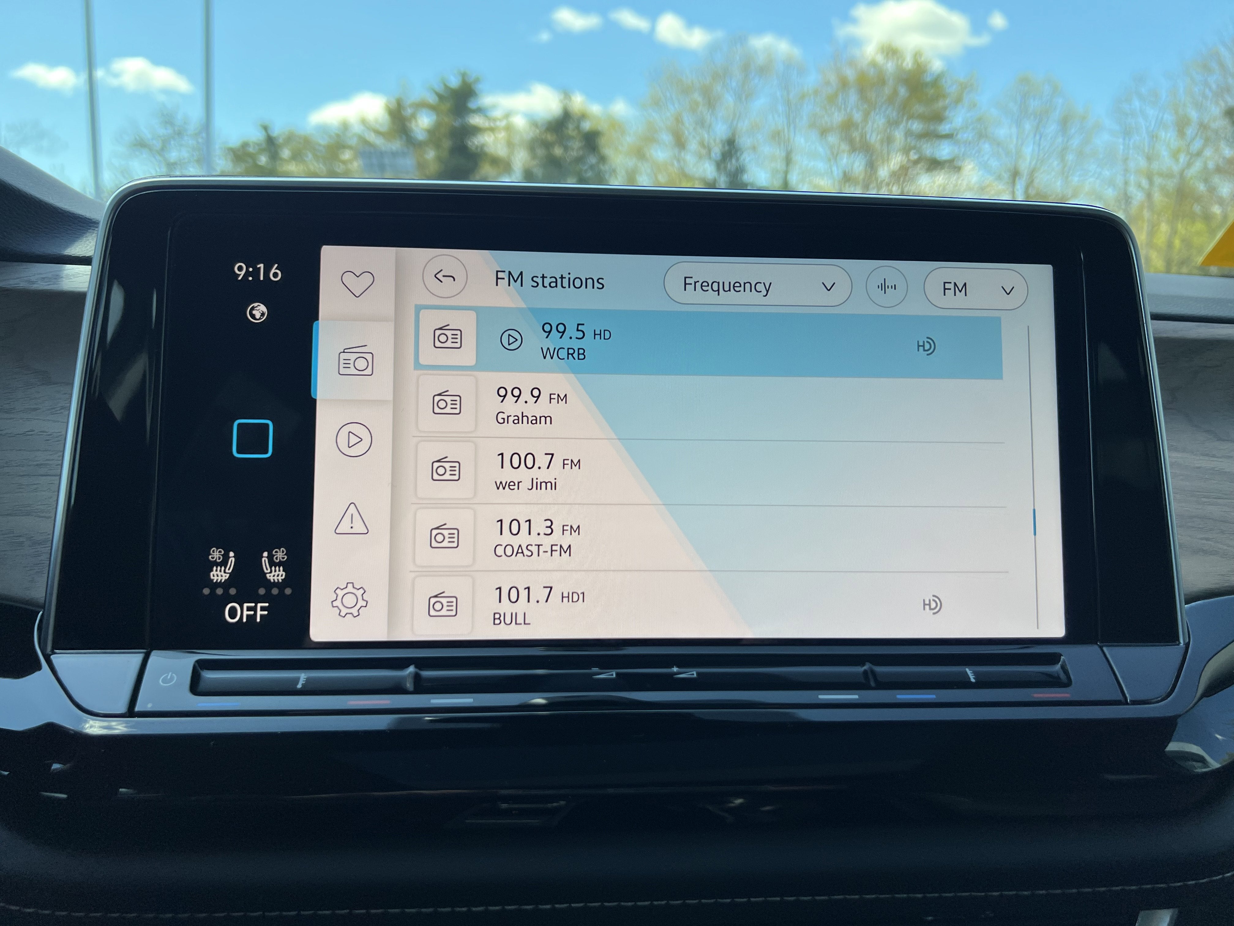 2026 Volkswagen Atlas 2.0T SE w/Technology w/captains chairs, panoramic sunroof and black wheel package