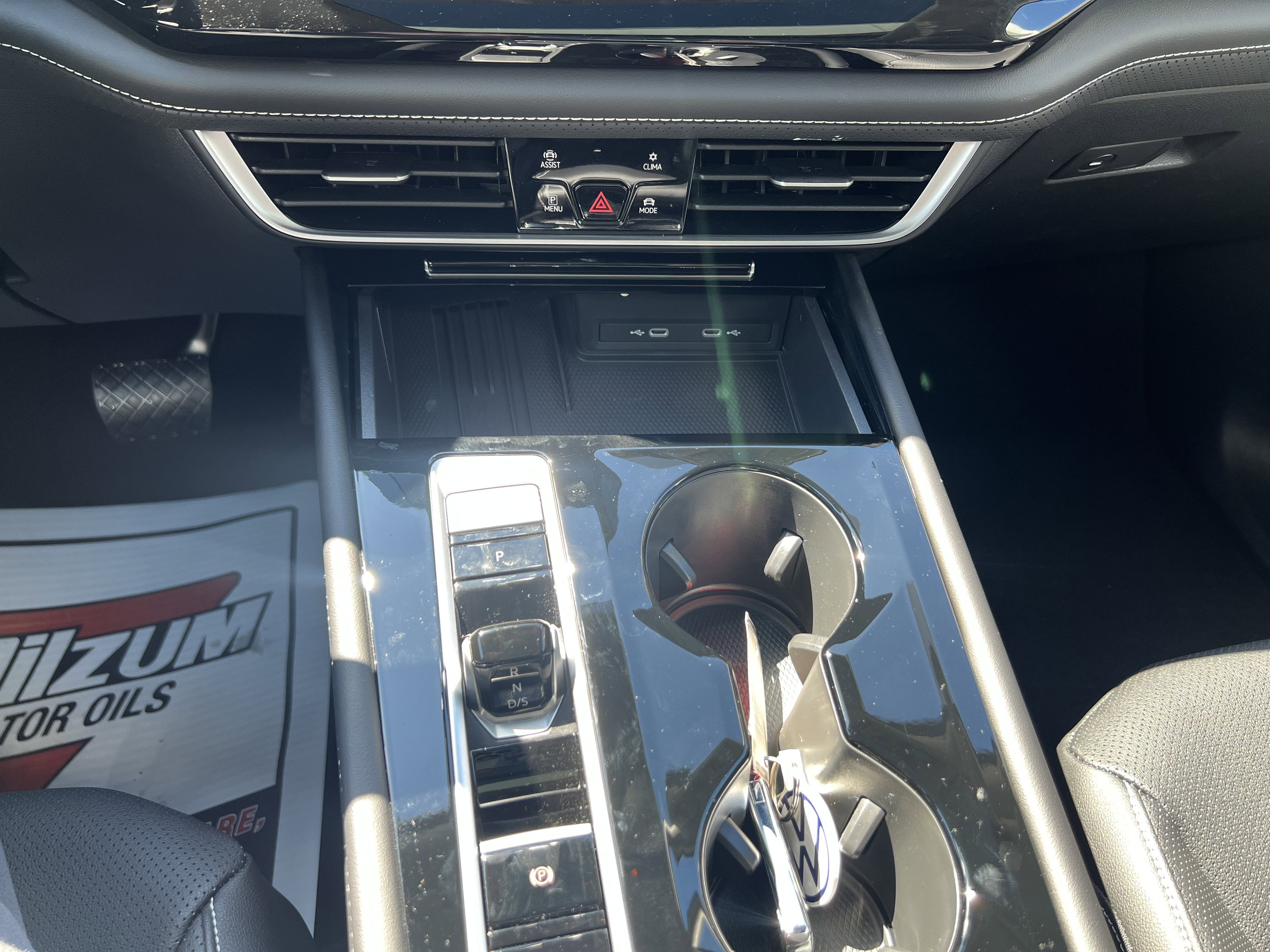 2026 Volkswagen Atlas 2.0T SE w/Technology w/captains chairs, panoramic sunroof and black wheel package