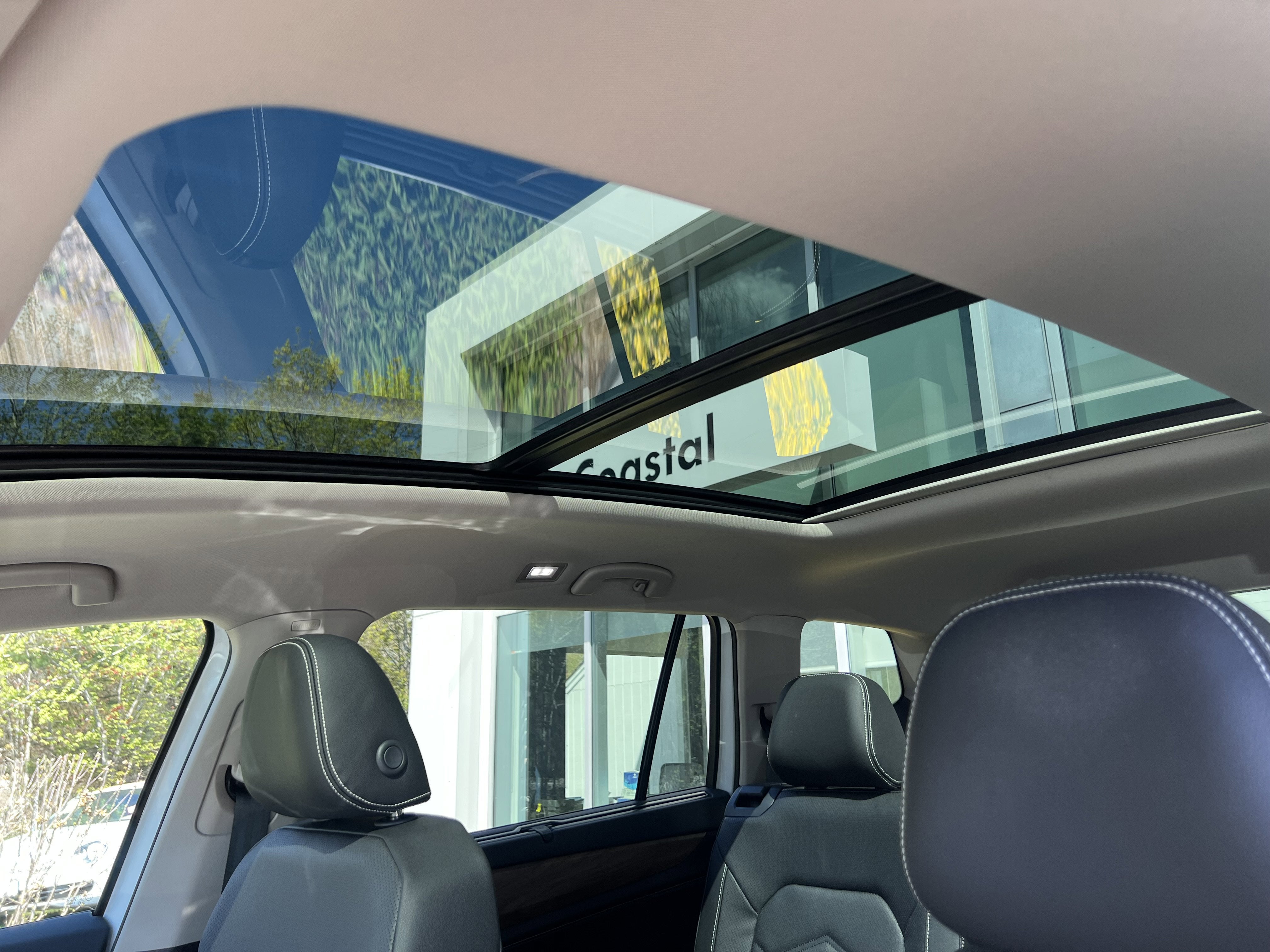2026 Volkswagen Atlas 2.0T SE w/Technology w/captains chairs, panoramic sunroof and black wheel package