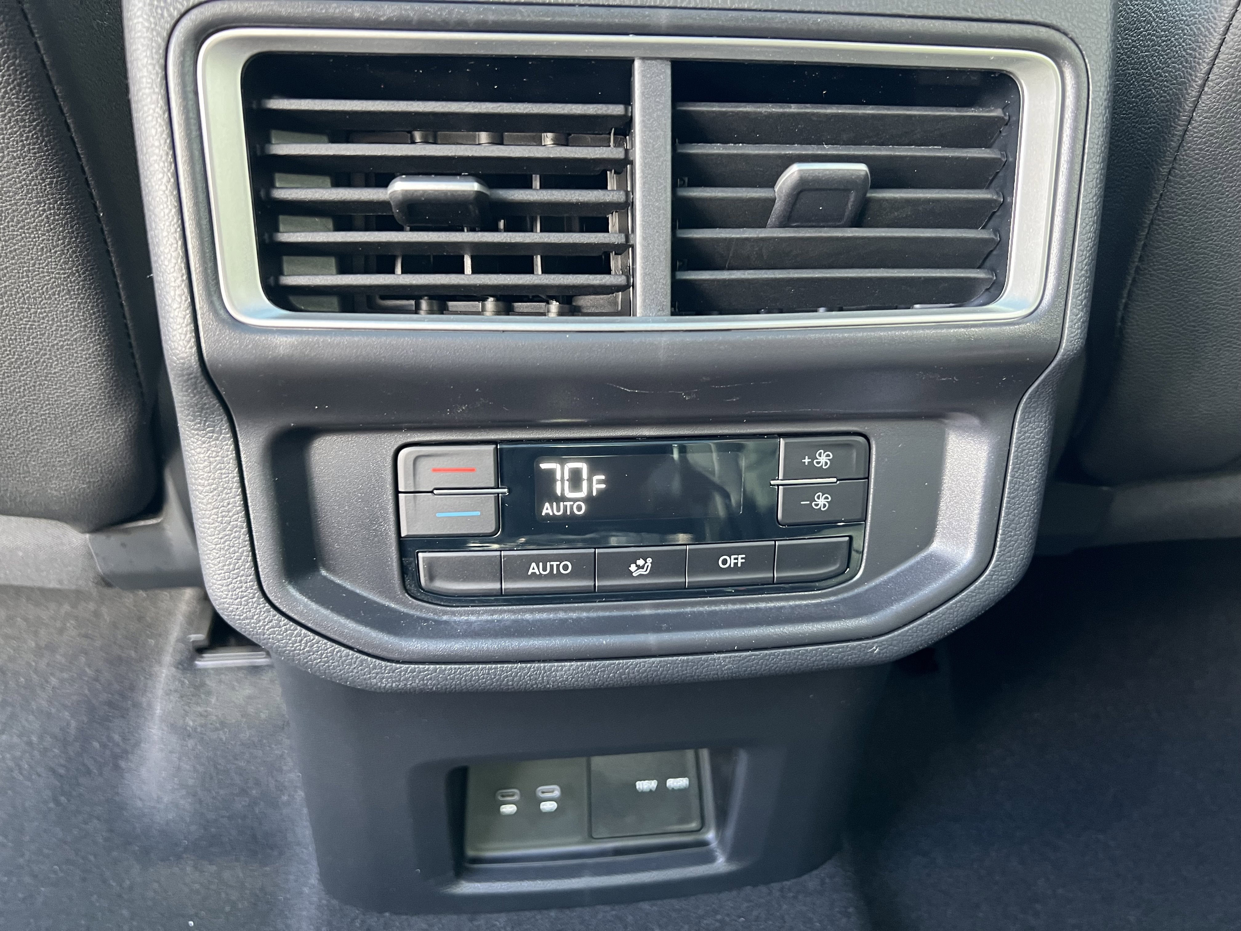 2026 Volkswagen Atlas 2.0T SE w/Technology w/captains chairs, panoramic sunroof and black wheel package
