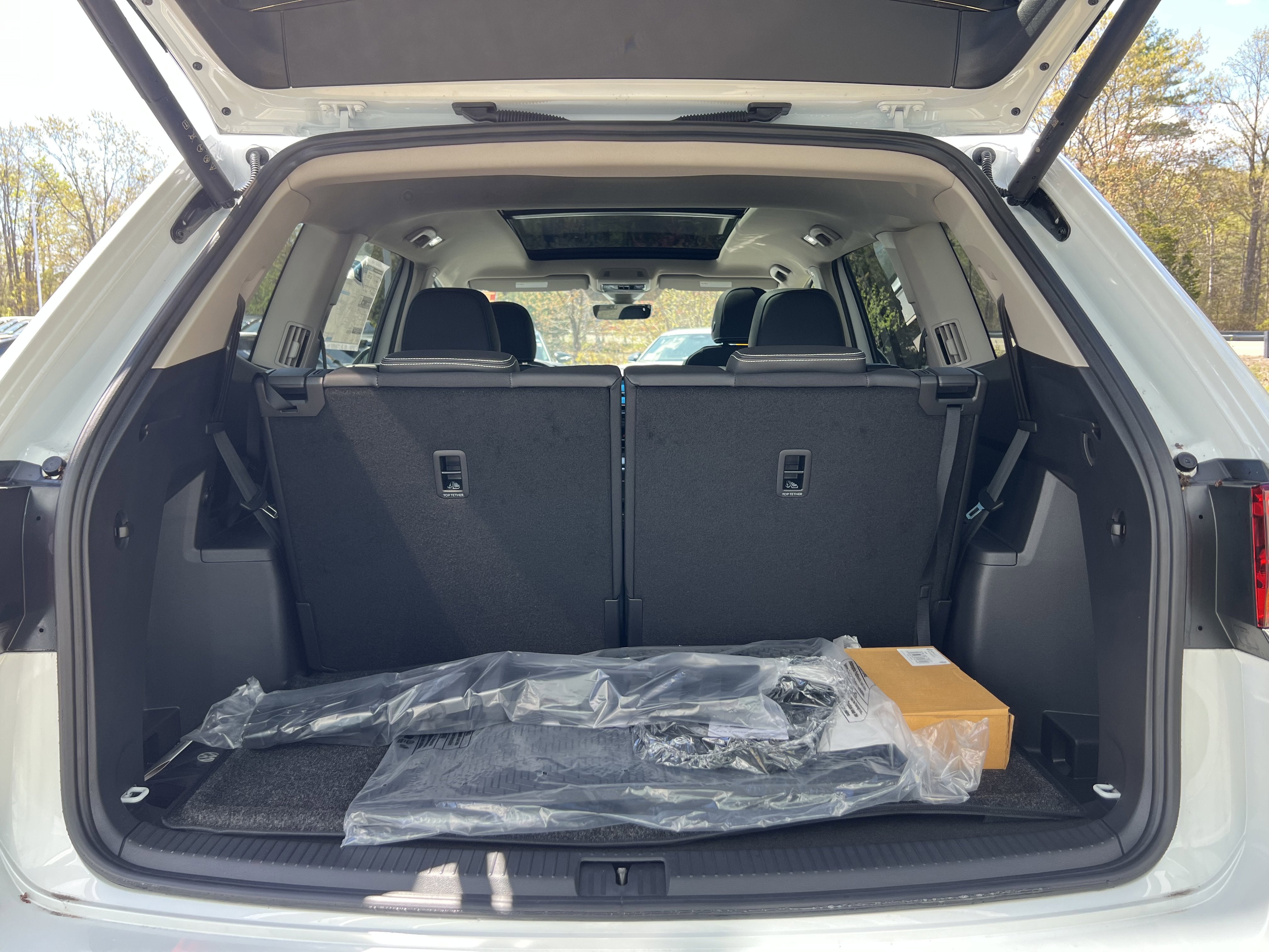 2026 Volkswagen Atlas 2.0T SE w/Technology w/captains chairs, panoramic sunroof and black wheel package