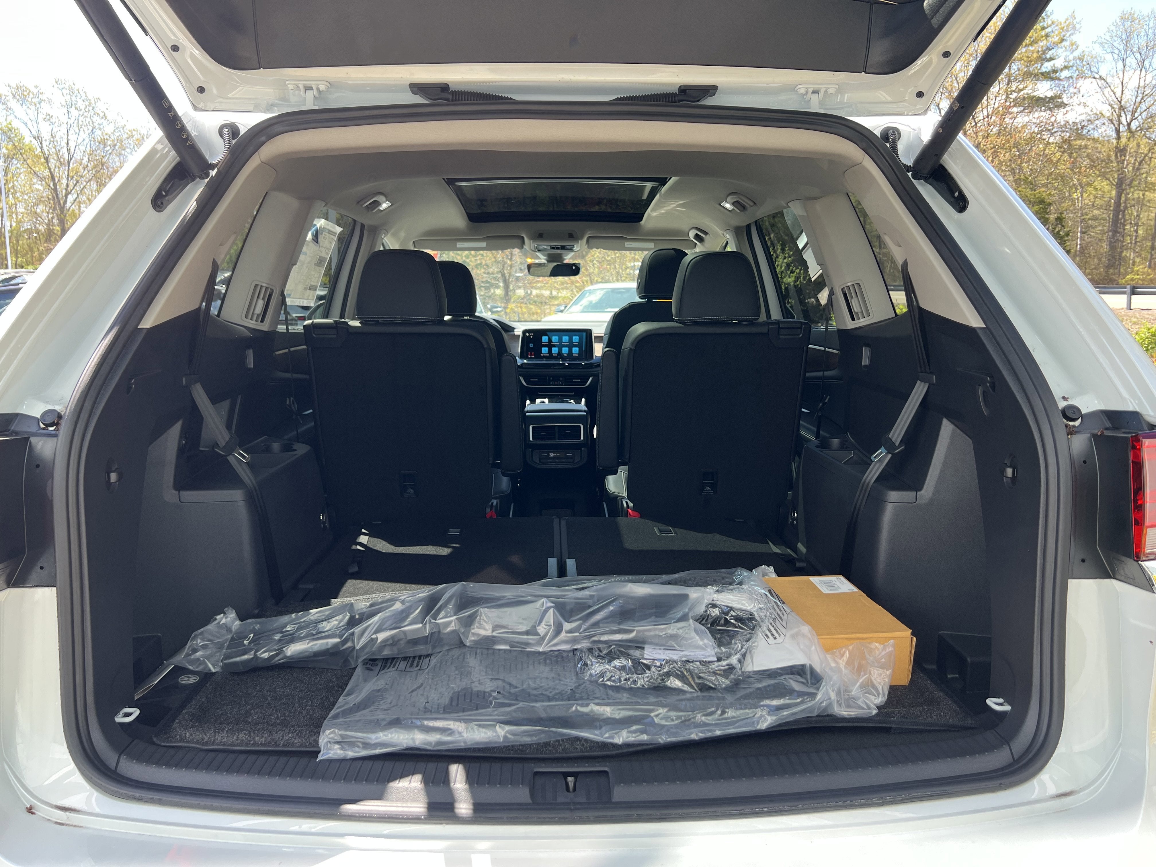 2026 Volkswagen Atlas 2.0T SE w/Technology w/captains chairs, panoramic sunroof and black wheel package