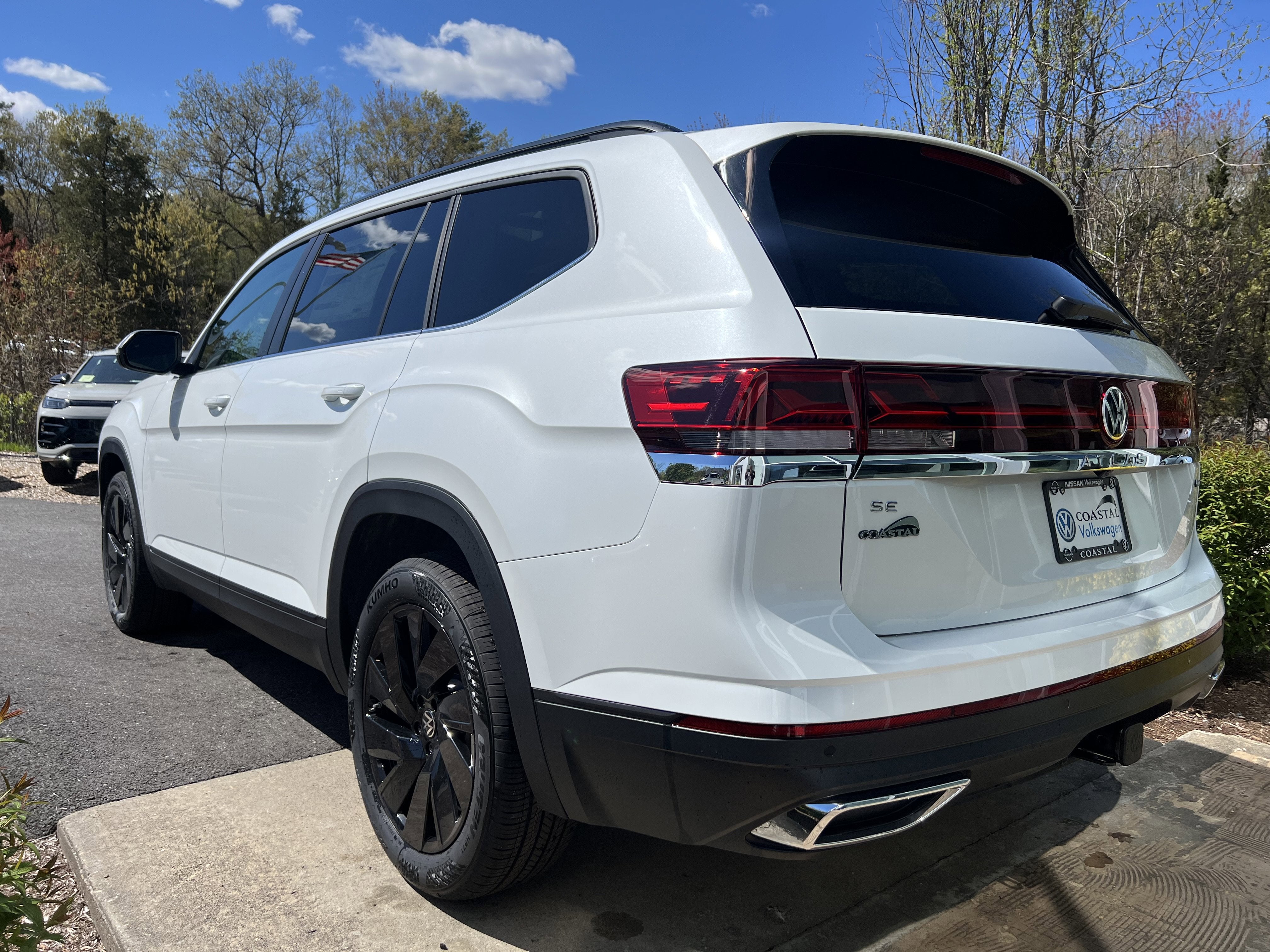 2026 Volkswagen Atlas 2.0T SE w/Technology w/captains chairs, panoramic sunroof and black wheel package