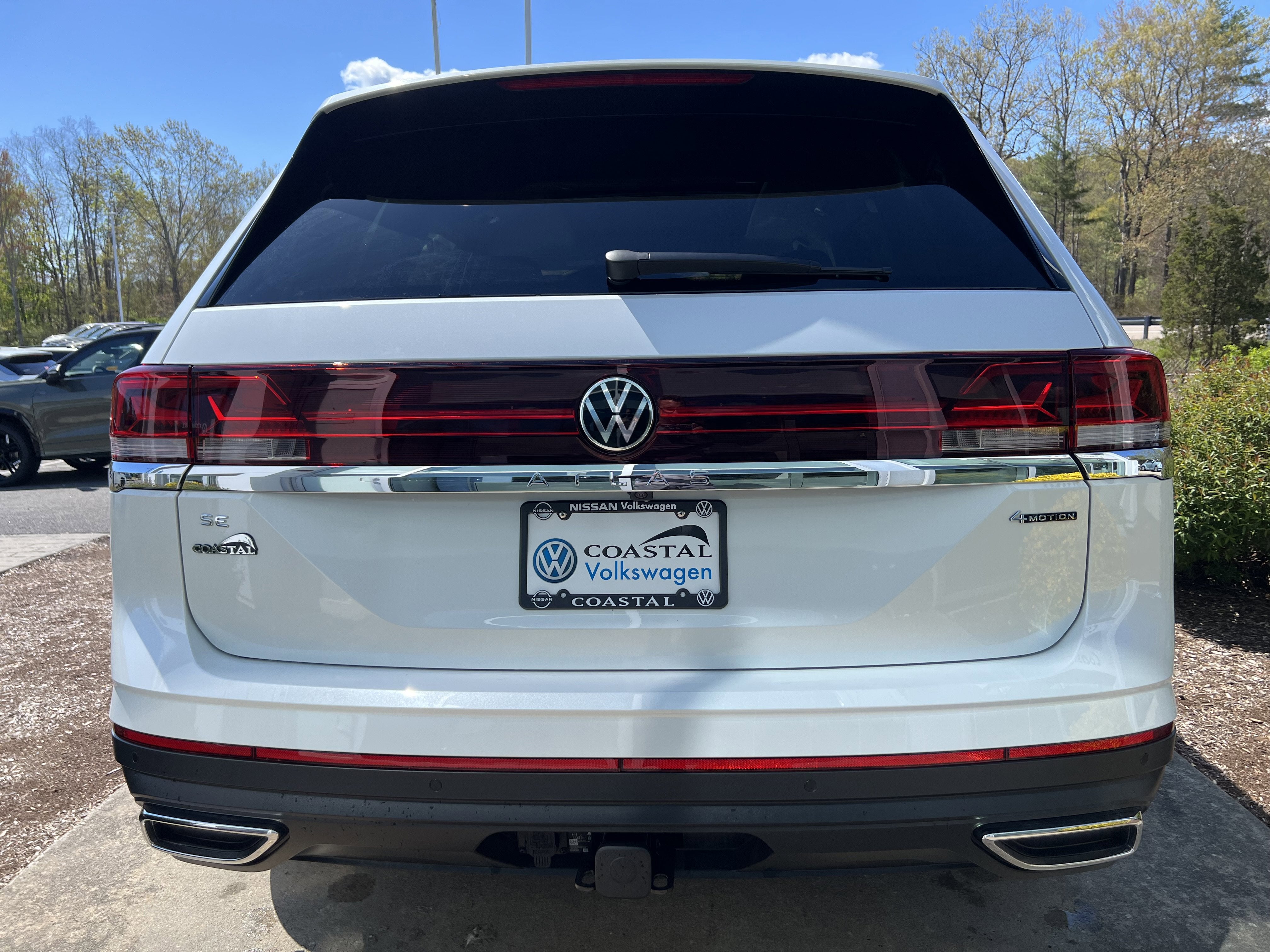 2026 Volkswagen Atlas 2.0T SE w/Technology w/captains chairs, panoramic sunroof and black wheel package