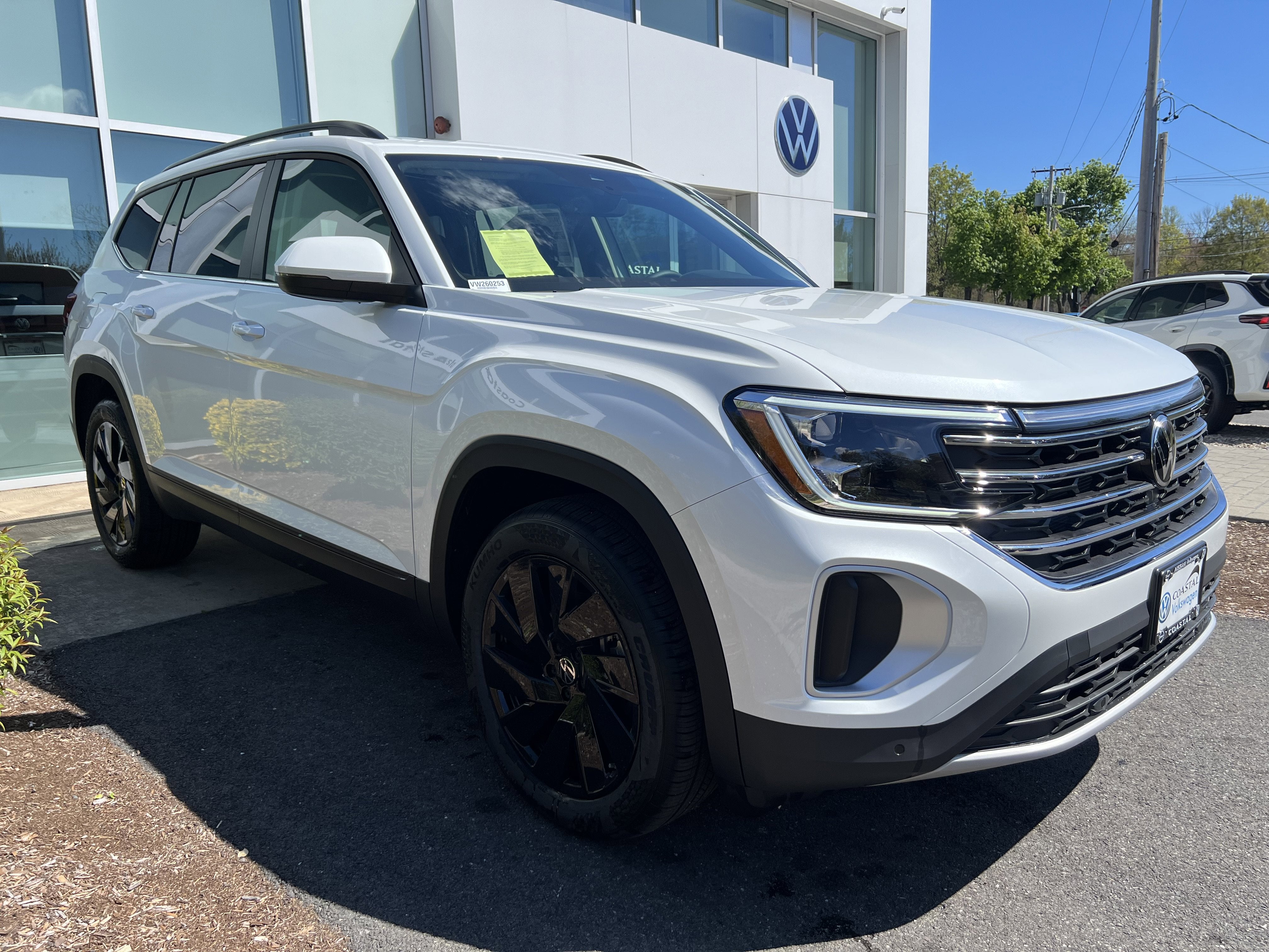 2026 Volkswagen Atlas 2.0T SE w/Technology w/captains chairs, panoramic sunroof and black wheel package