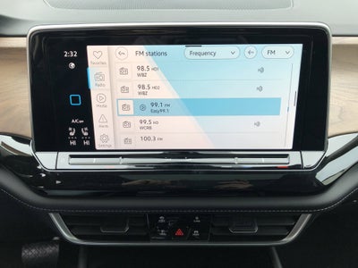 2026 Volkswagen Atlas 2.0T SE w/Technology w/captains chairs and panoramic sunroof