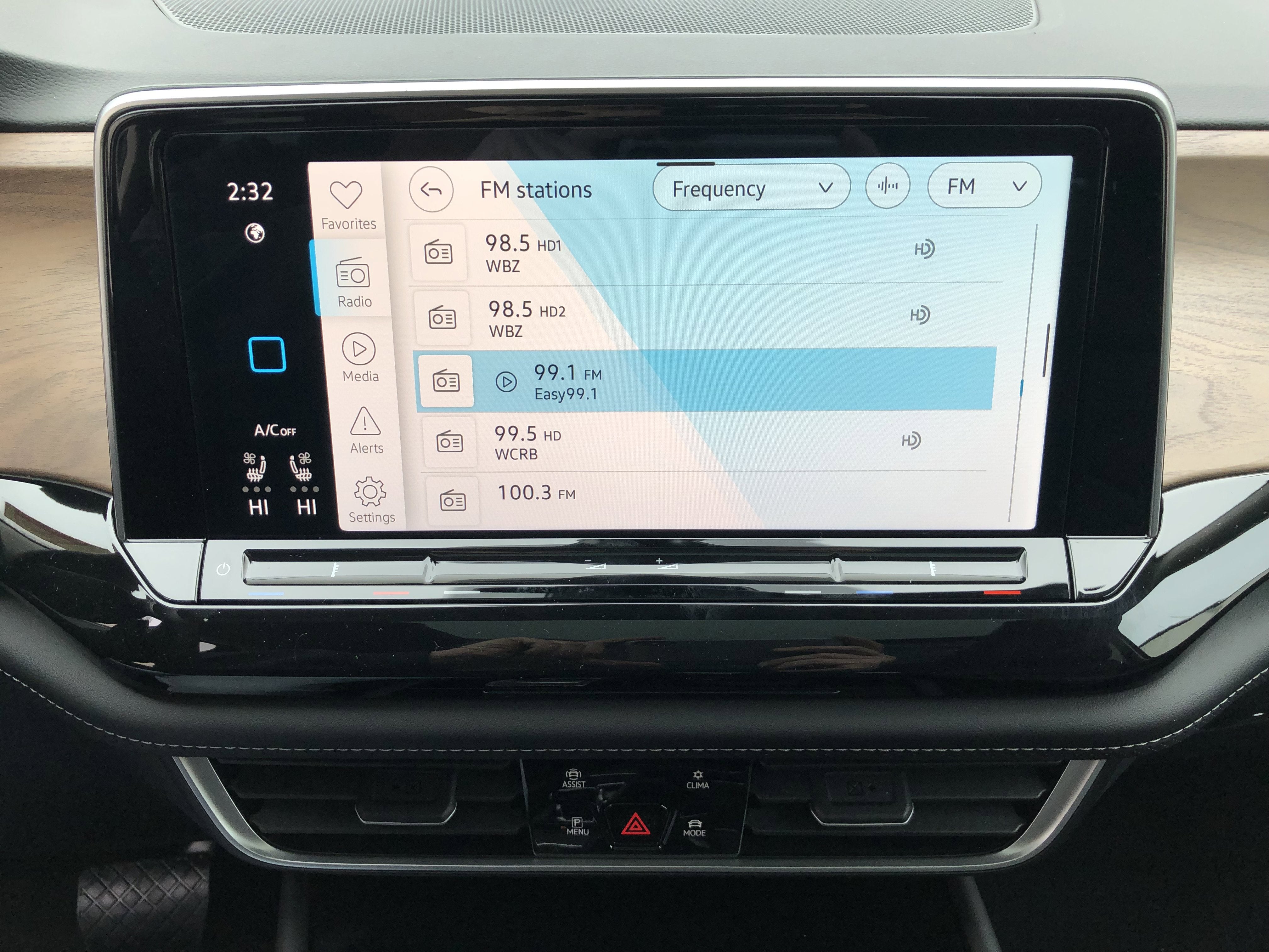2026 Volkswagen Atlas 2.0T SE w/Technology w/captains chairs and panoramic sunroof