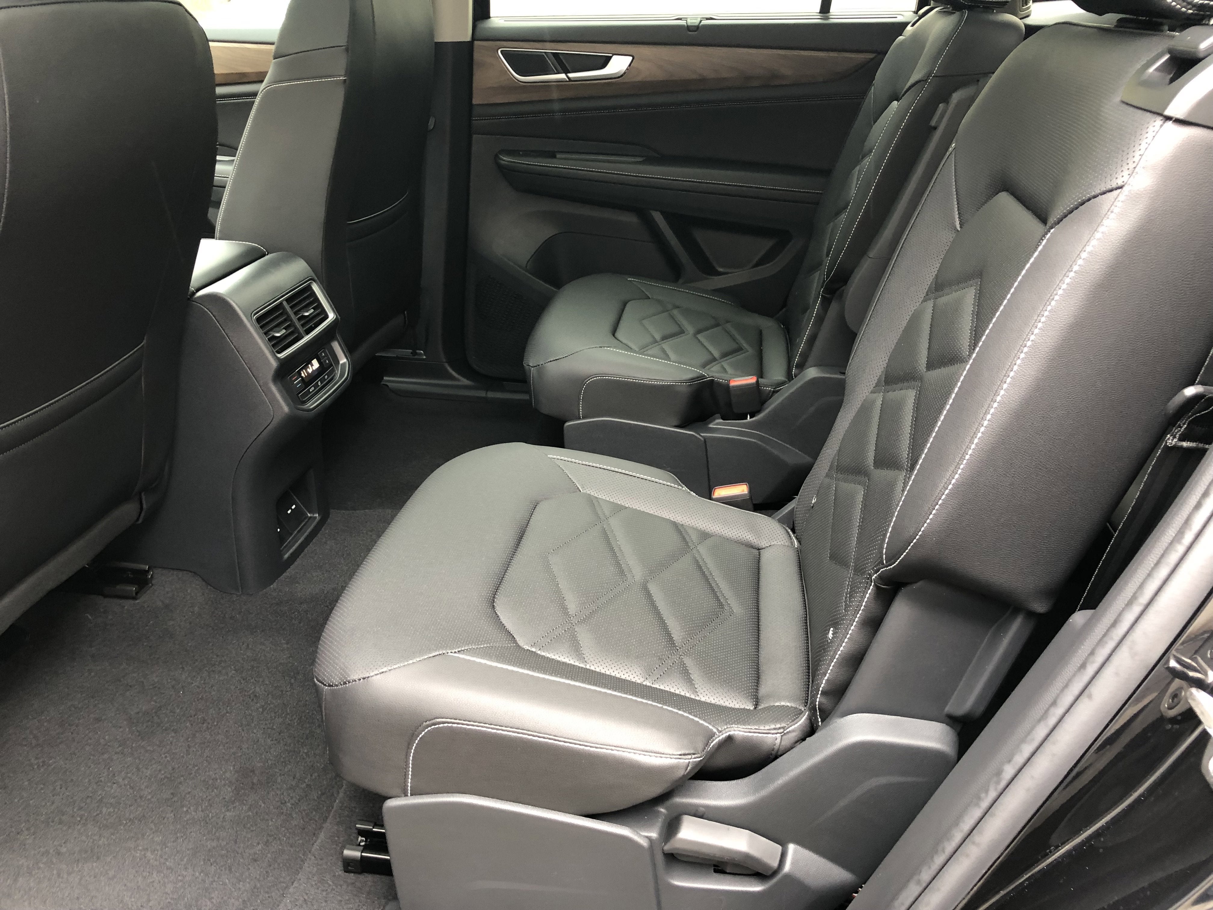 2026 Volkswagen Atlas 2.0T SE w/Technology w/captains chairs and panoramic sunroof