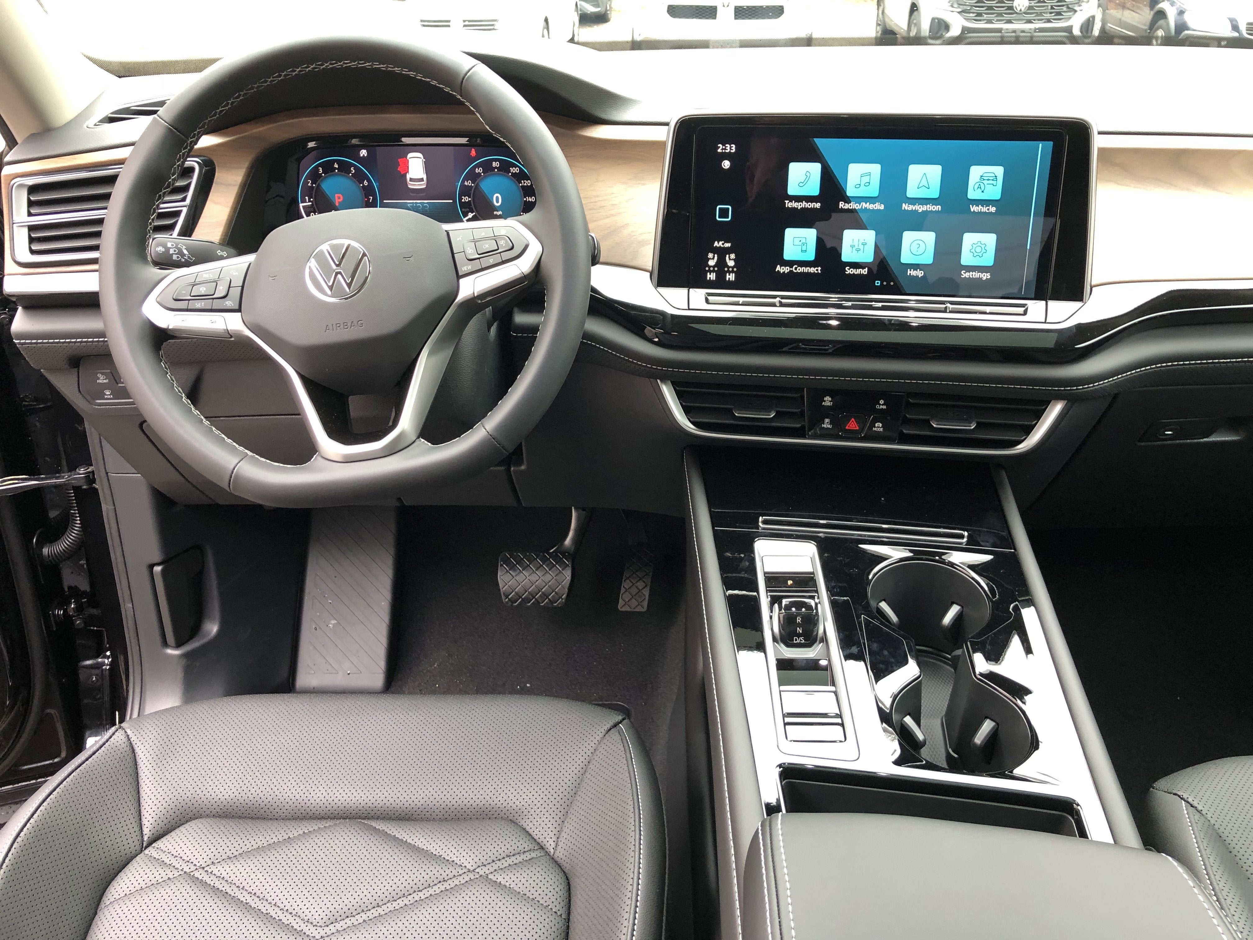 2026 Volkswagen Atlas 2.0T SE w/Technology w/captains chairs and panoramic sunroof