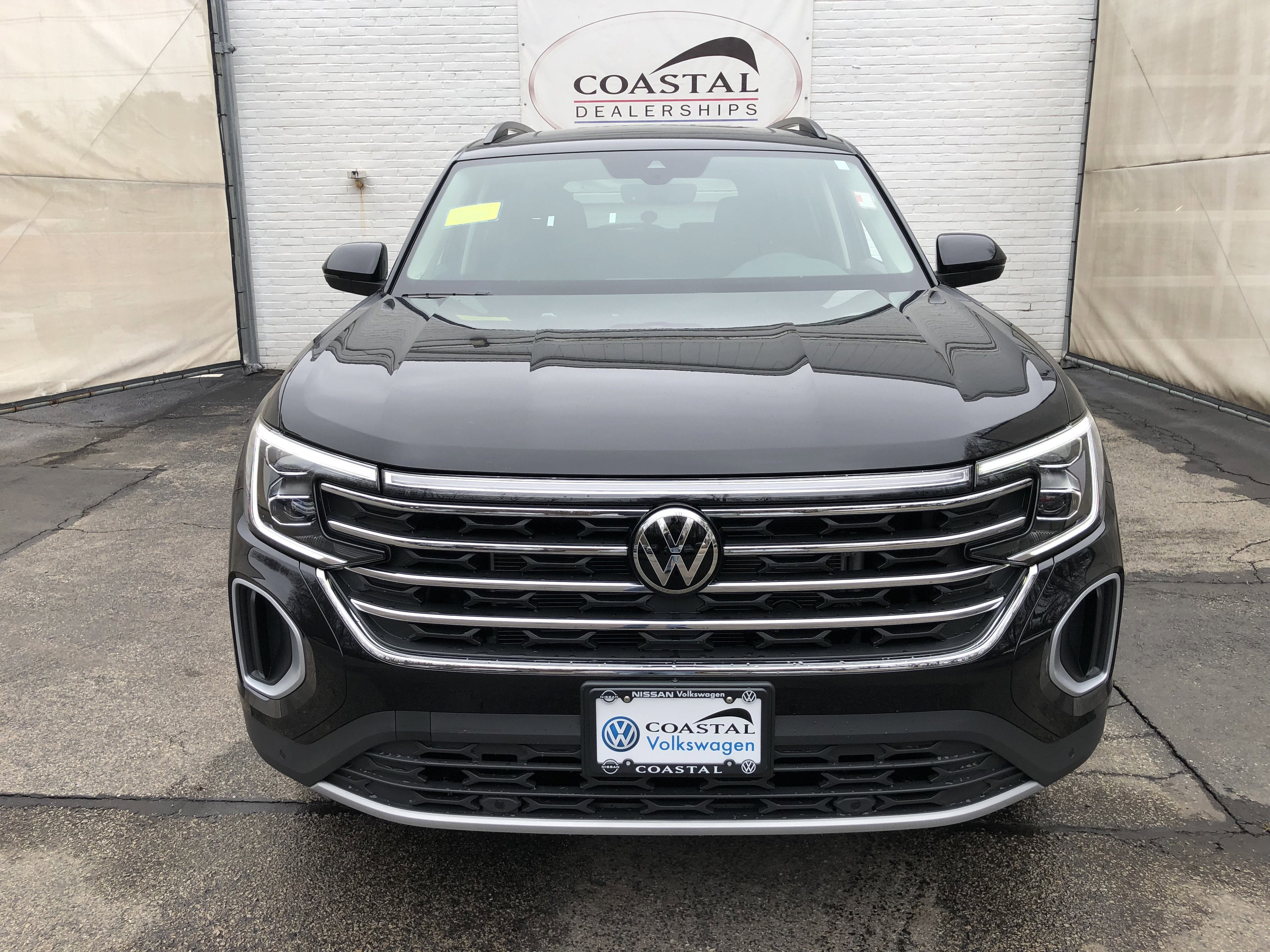 2026 Volkswagen Atlas 2.0T SE w/Technology w/captains chairs and panoramic sunroof
