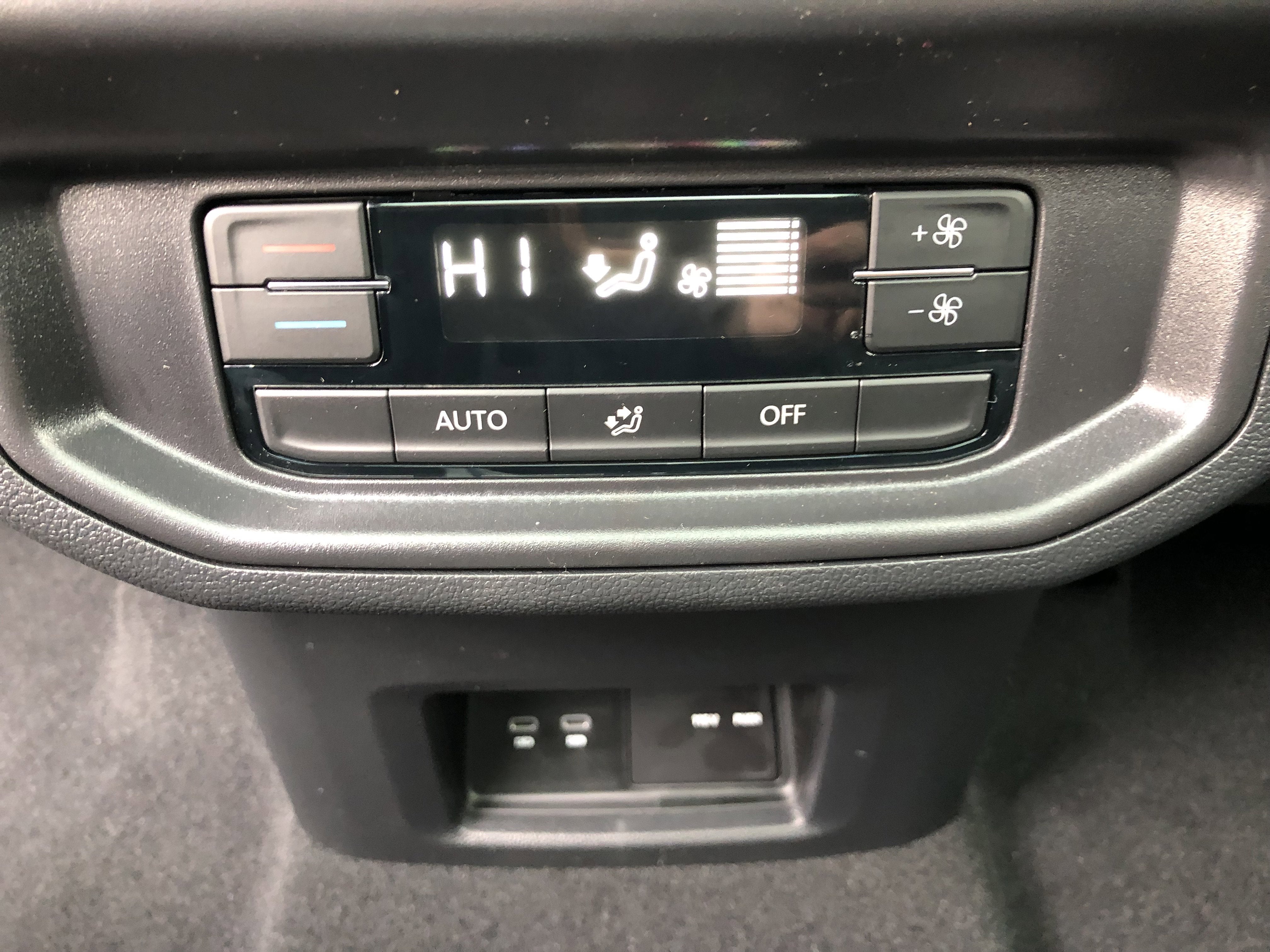 2026 Volkswagen Atlas 2.0T SE w/Technology w/captains chairs and panoramic sunroof