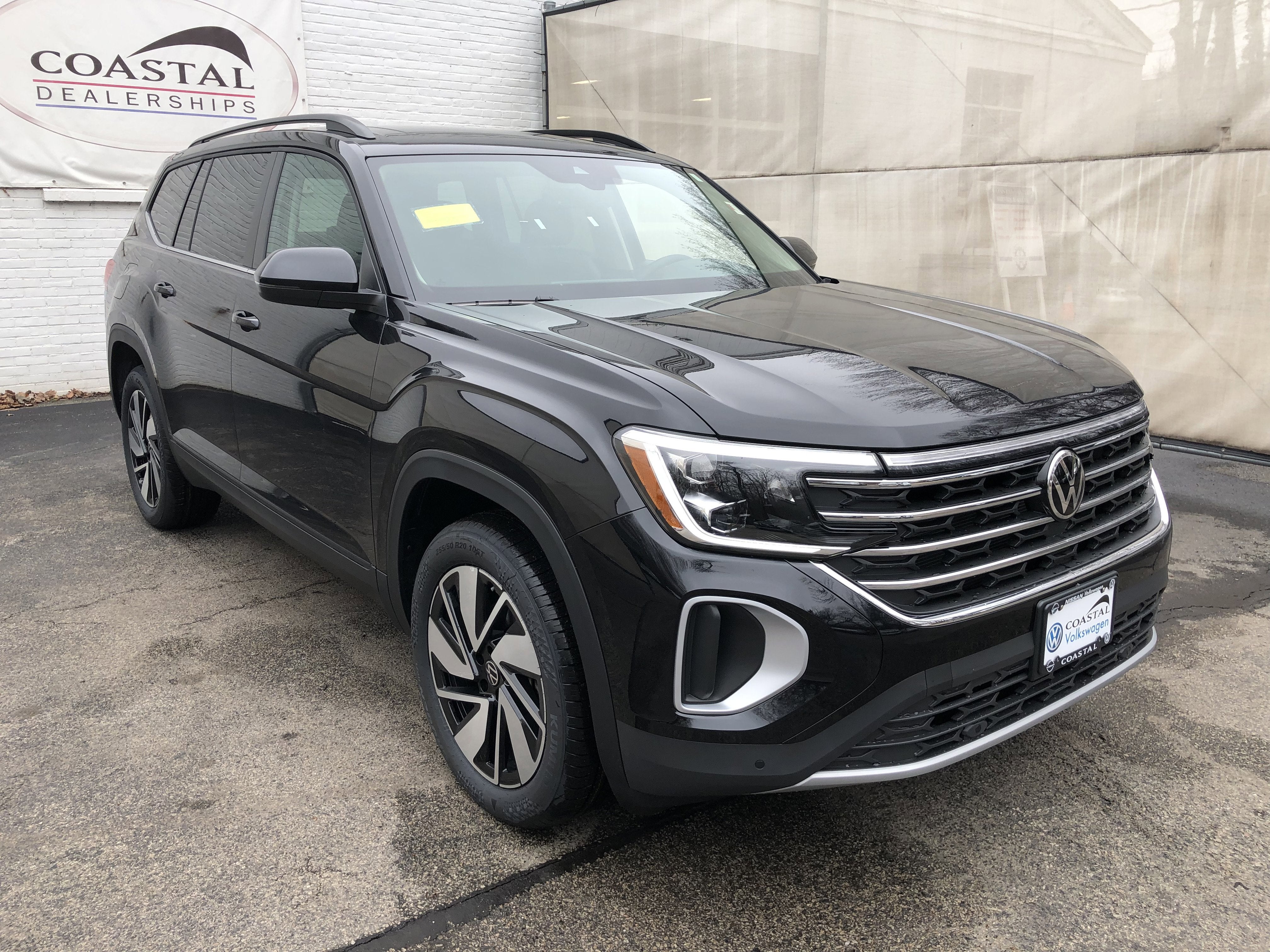 2026 Volkswagen Atlas 2.0T SE w/Technology w/captains chairs and panoramic sunroof