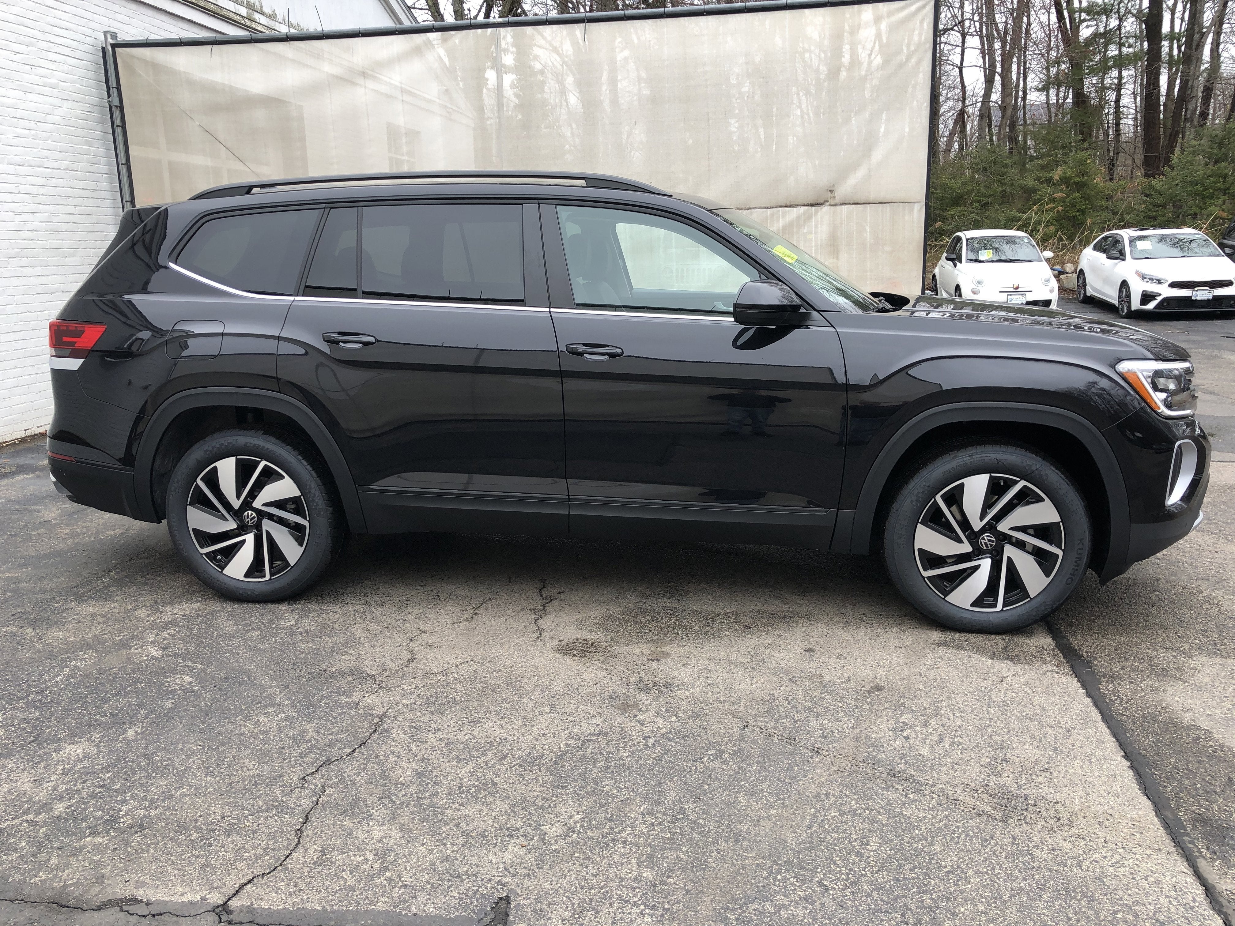 2026 Volkswagen Atlas 2.0T SE w/Technology w/captains chairs and panoramic sunroof
