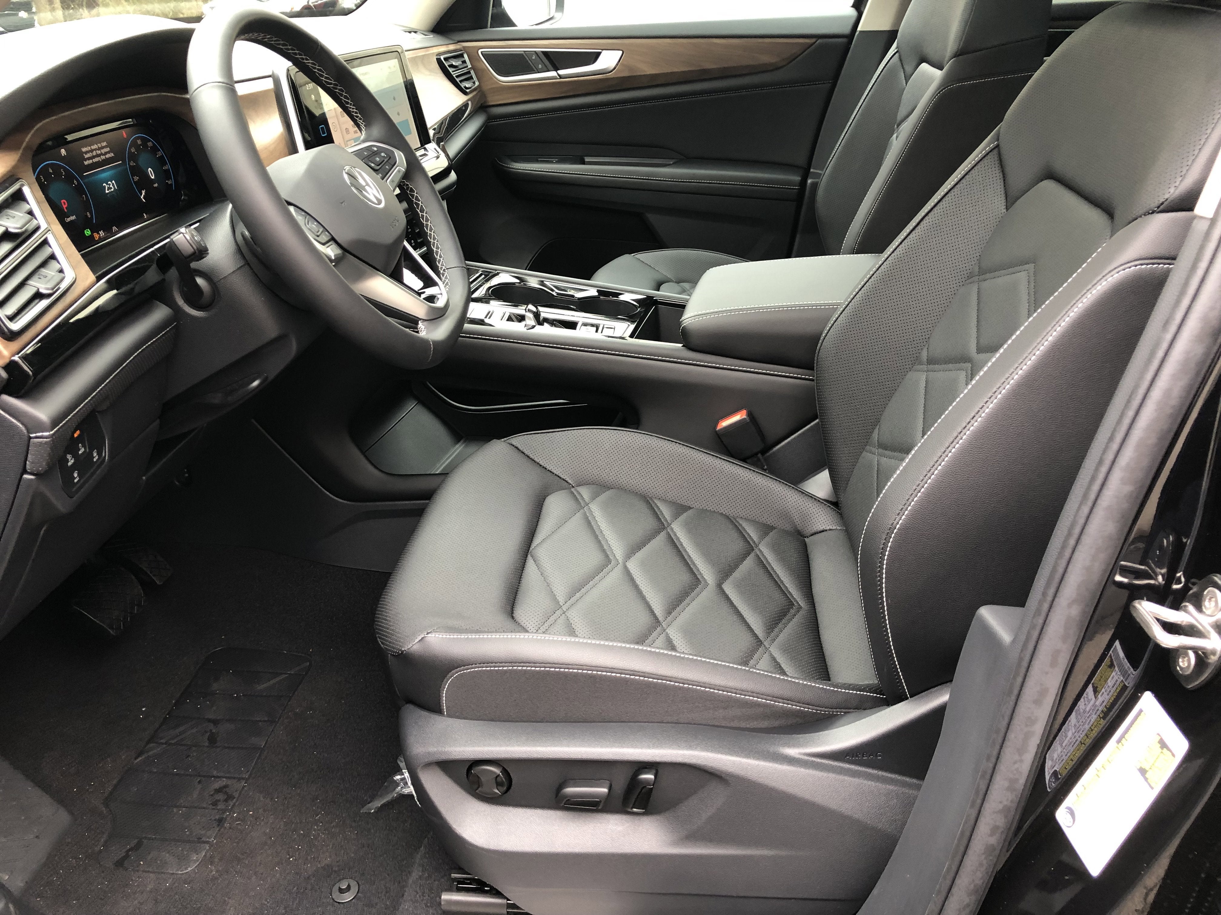 2026 Volkswagen Atlas 2.0T SE w/Technology w/captains chairs and panoramic sunroof