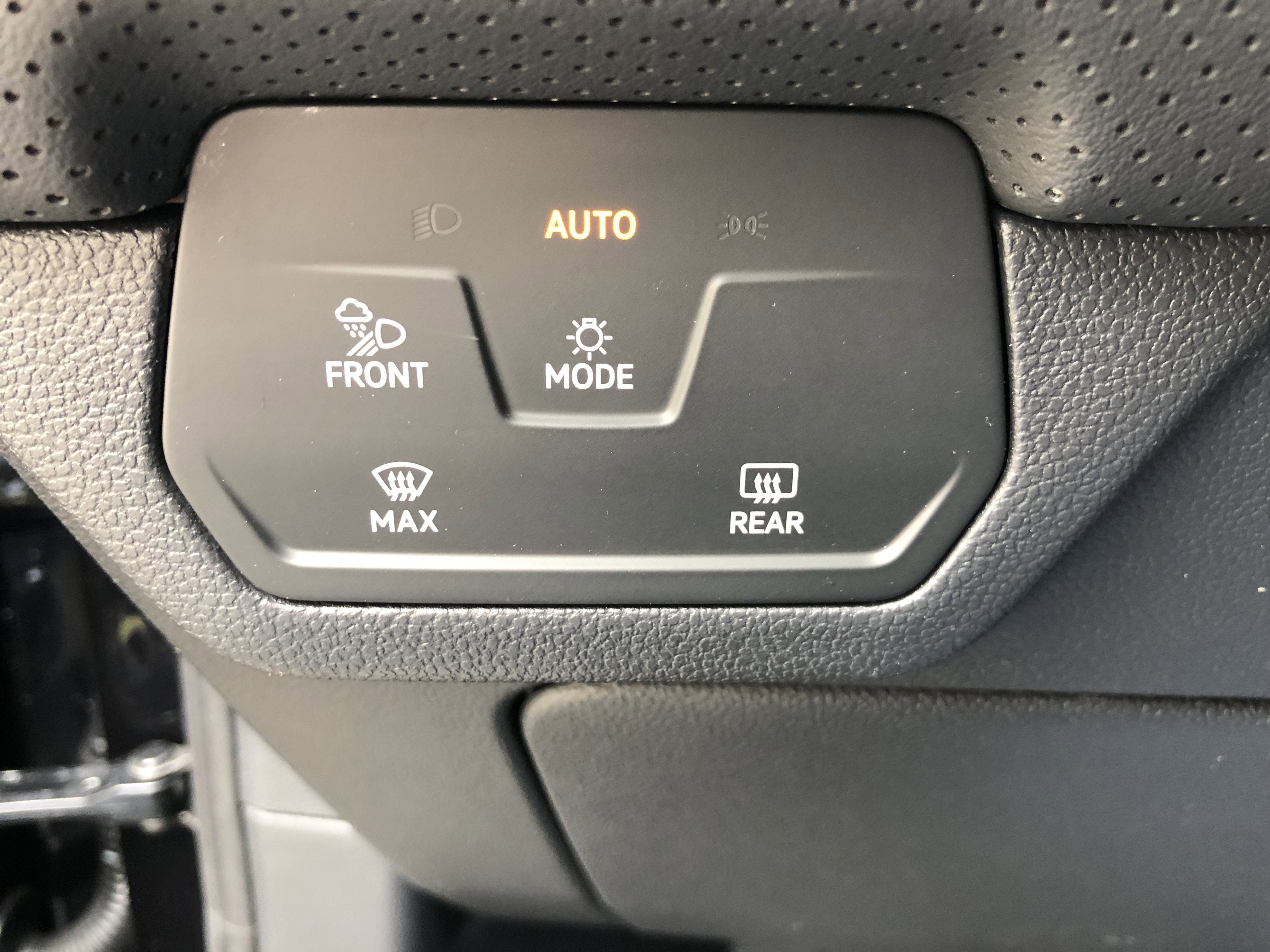 2026 Volkswagen Atlas 2.0T SE w/Technology w/captains chairs and panoramic sunroof