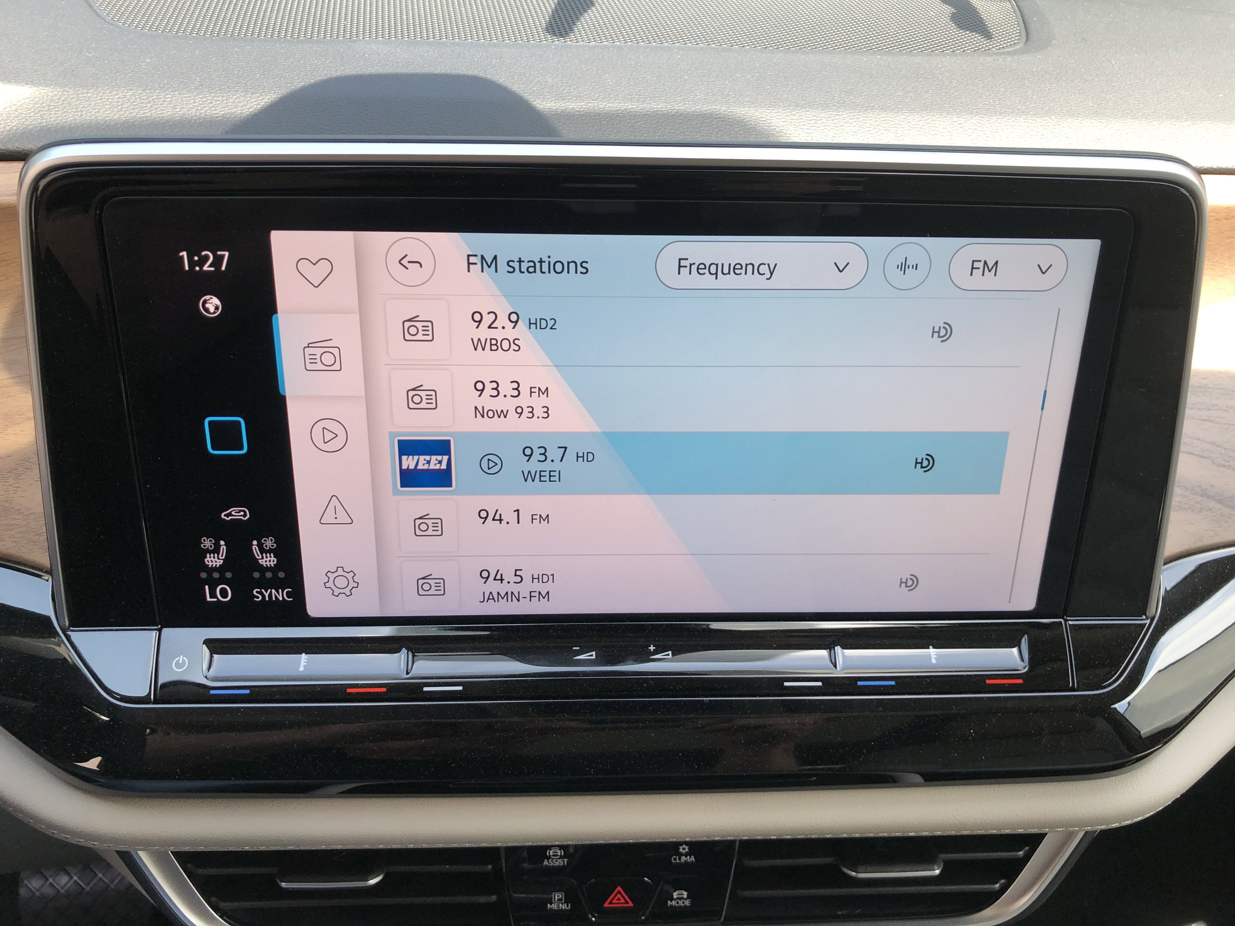 2026 Volkswagen Atlas 2.0T SE w/Technology w/panoramic sunroof and black wheel package
