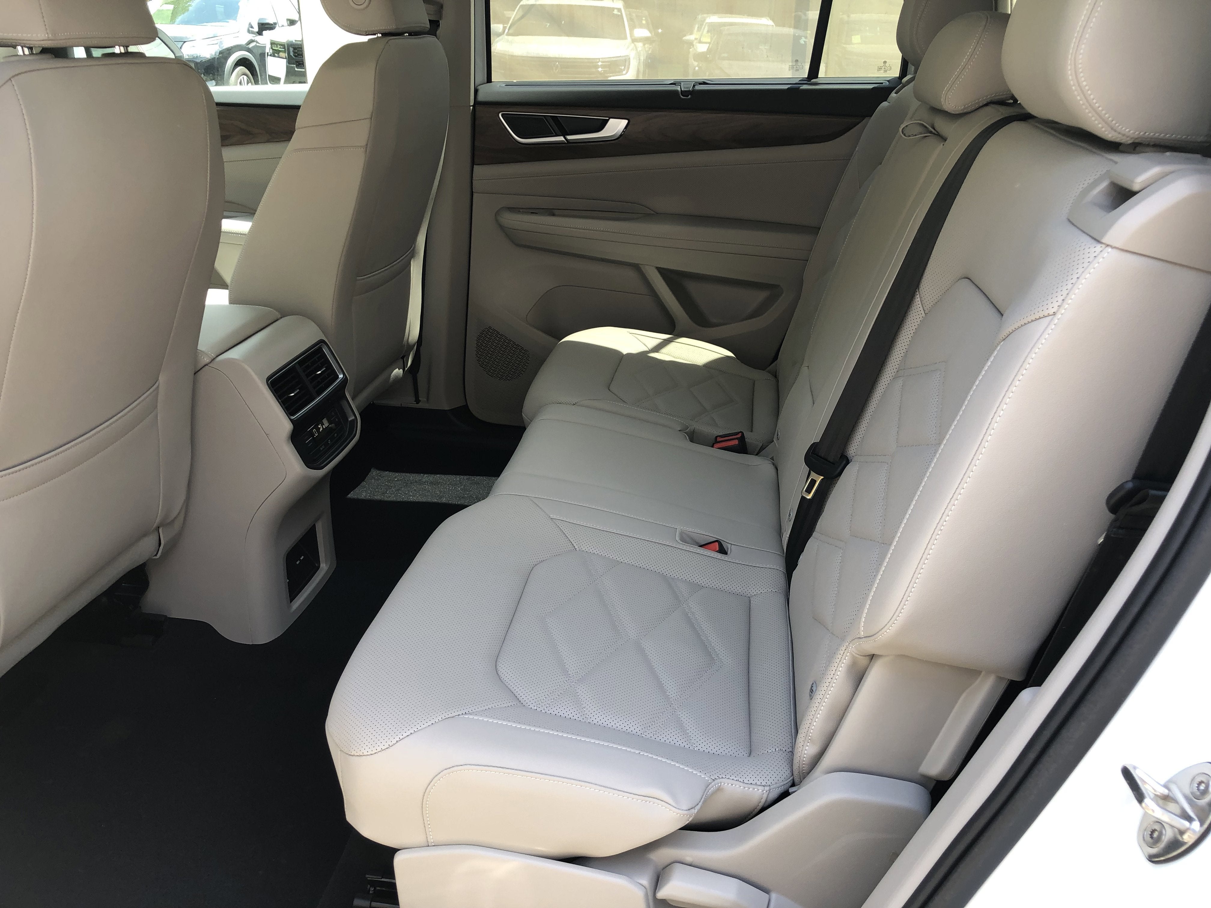 2026 Volkswagen Atlas 2.0T SE w/Technology w/panoramic sunroof and black wheel package