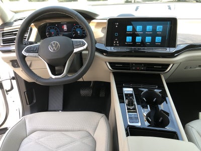 2026 Volkswagen Atlas 2.0T SE w/Technology w/panoramic sunroof and black wheel package