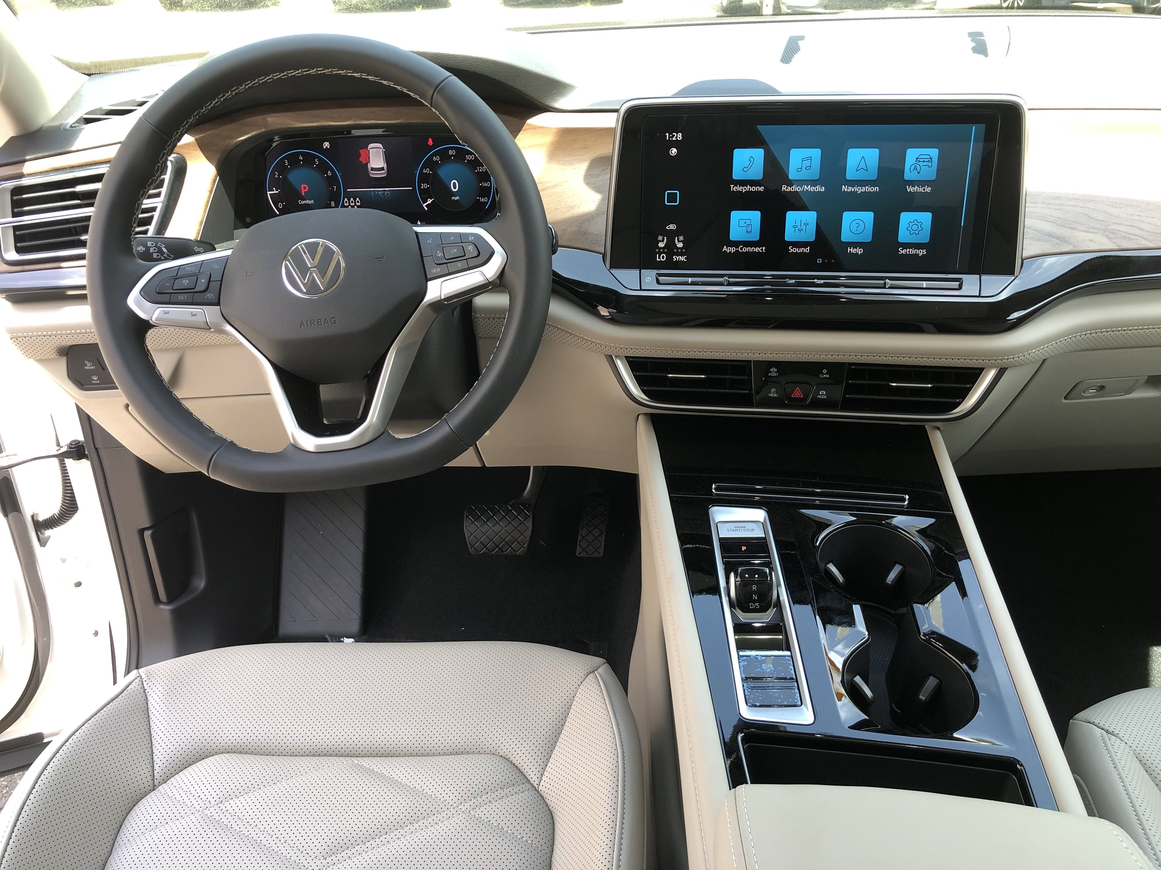 2026 Volkswagen Atlas 2.0T SE w/Technology w/panoramic sunroof and black wheel package