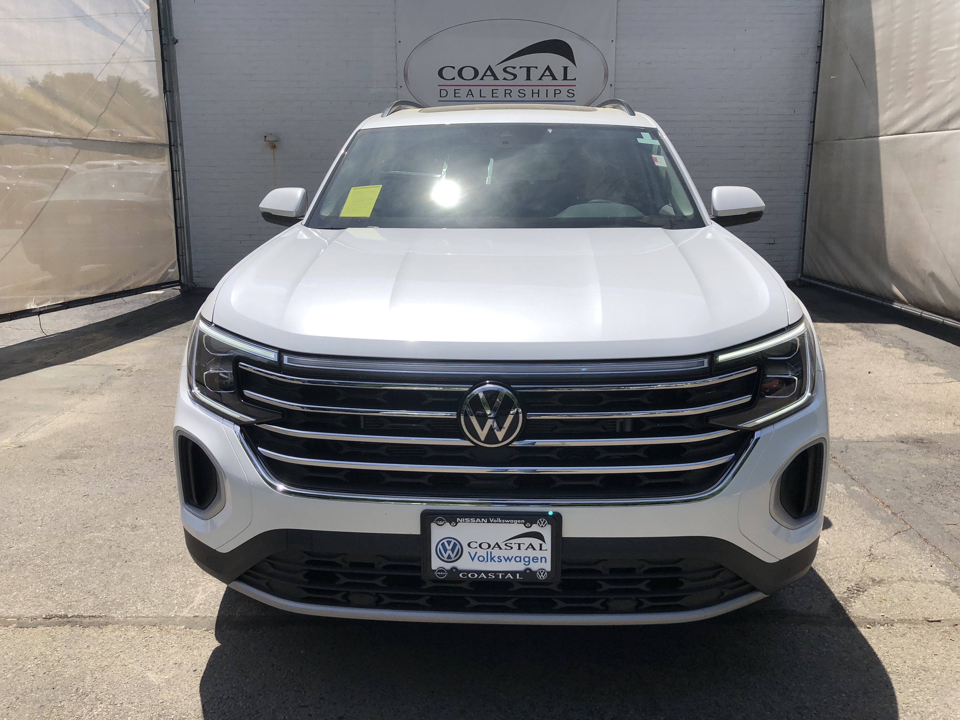 2026 Volkswagen Atlas 2.0T SE w/Technology w/panoramic sunroof and black wheel package