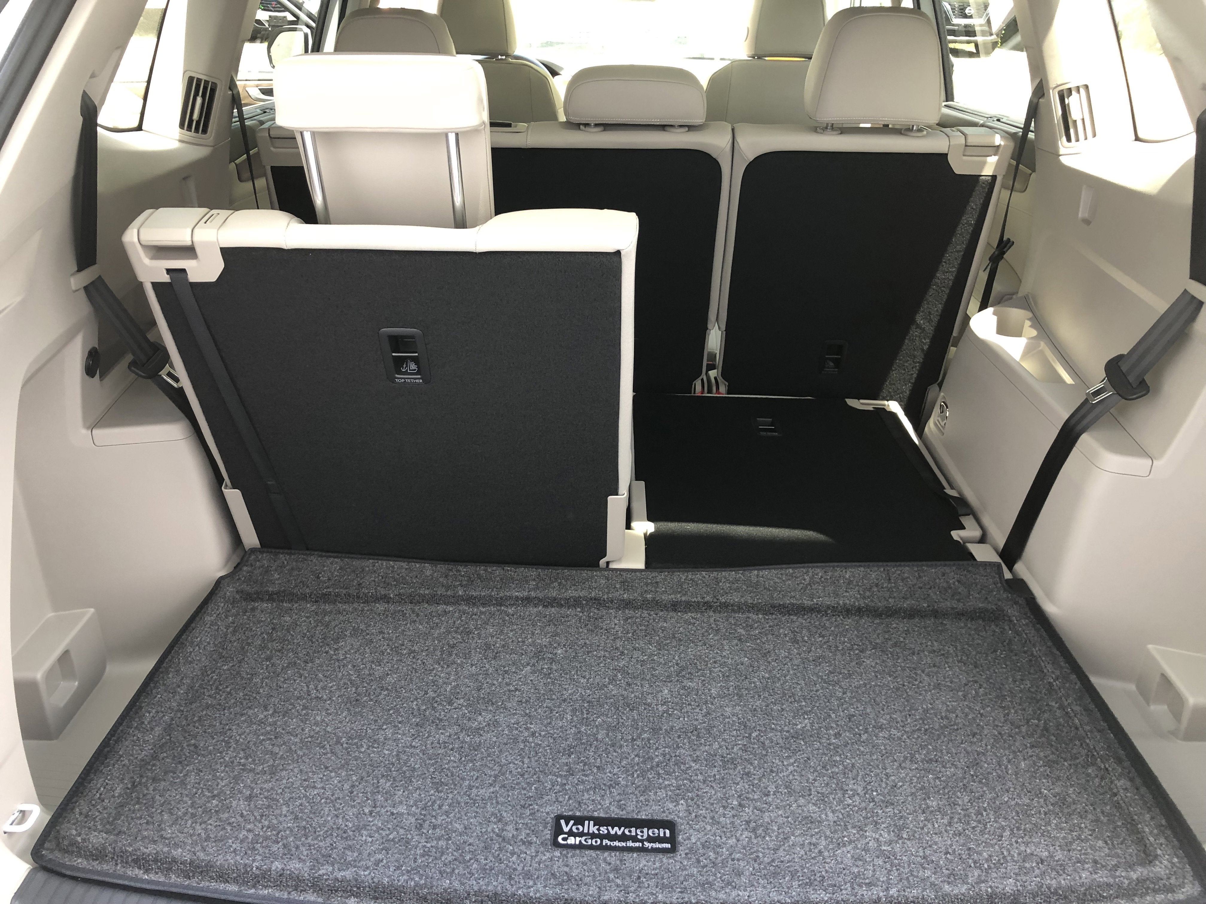 2026 Volkswagen Atlas 2.0T SE w/Technology w/panoramic sunroof and black wheel package