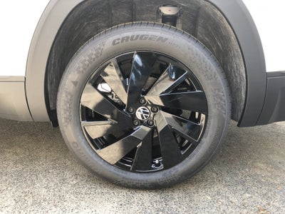 2026 Volkswagen Atlas 2.0T SE w/Technology w/panoramic sunroof and black wheel package